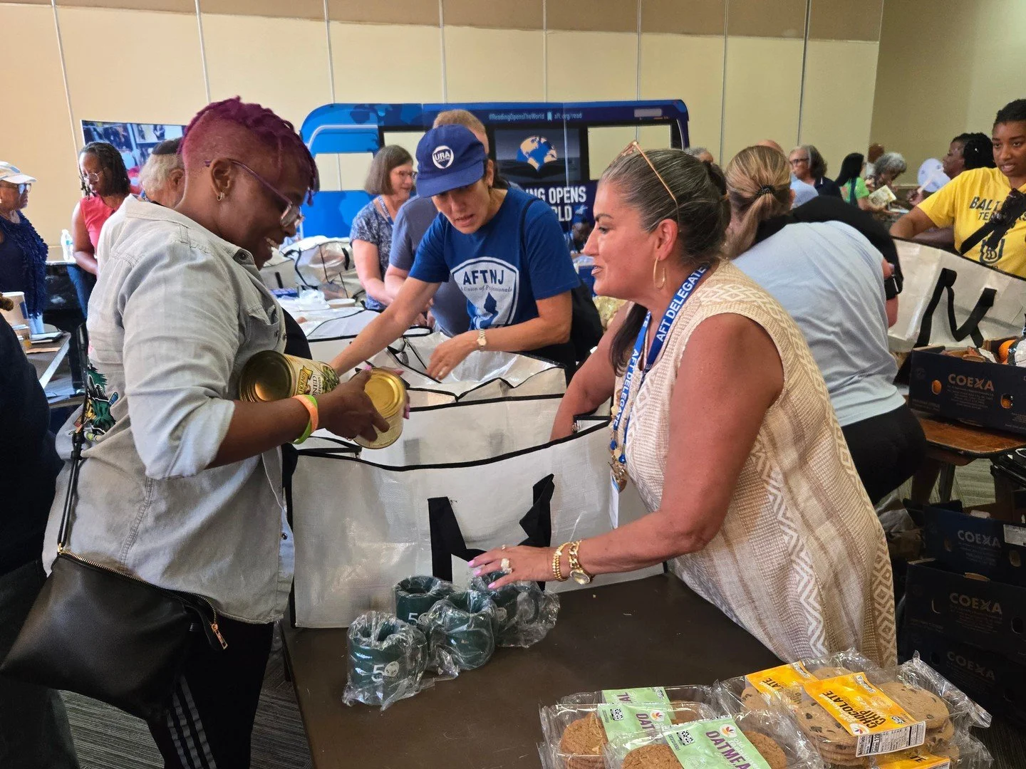 💪 LCLAA was proud to support AFT's Service in Action Day: The Miracle of 9th Street, bringing union members together to give back to our communities as the AFT 2026 National Educational Convention kicks off. 
We were especially honored to volunteer 