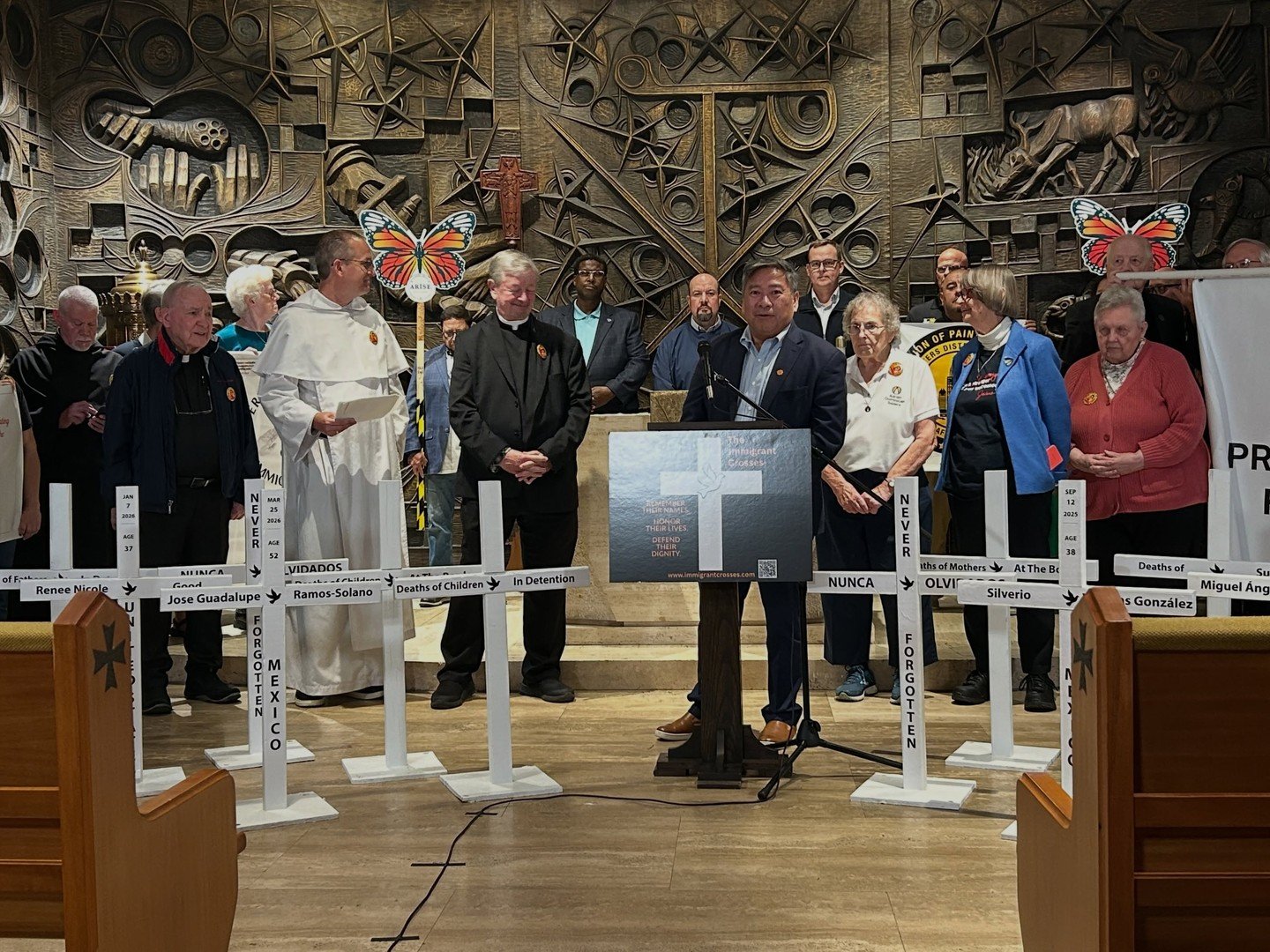🕯️Our LCLAA Chicago Metro Chapter and the Chicago Federation of Labor joined faith leaders, union siblings, and immigrant advocates to honor the lives lost in immigration custody and enforcement. 
We stand in solidarity with immigrant workers and fa
