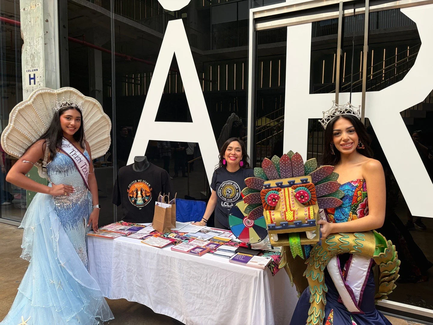 🎉 ¡Celebramos la cultura, la comunidad y la participación ciudadana en Houston!
LCLAA National, la delegación de la Costa del Golfo de LCLAA, junto con Poder Hispano, celebraron el Mes de la Herencia Hispana rindiendo homenaje a nuestra cultura y empoderando a nuestra comunidad ✊🏽🗳️
La familia L
