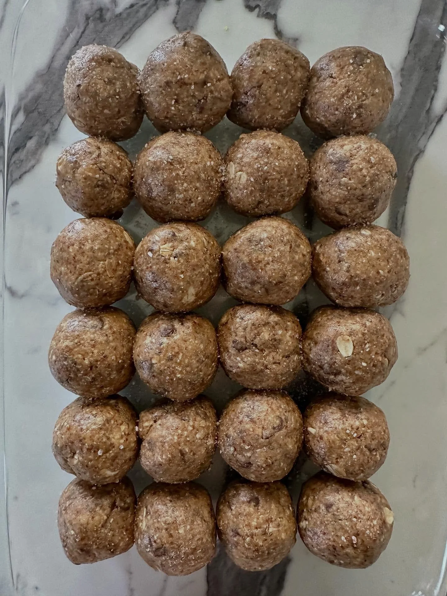 ENERGY BITES: THE WELL + WEAR WAY 

Swipe for ingredients + details!