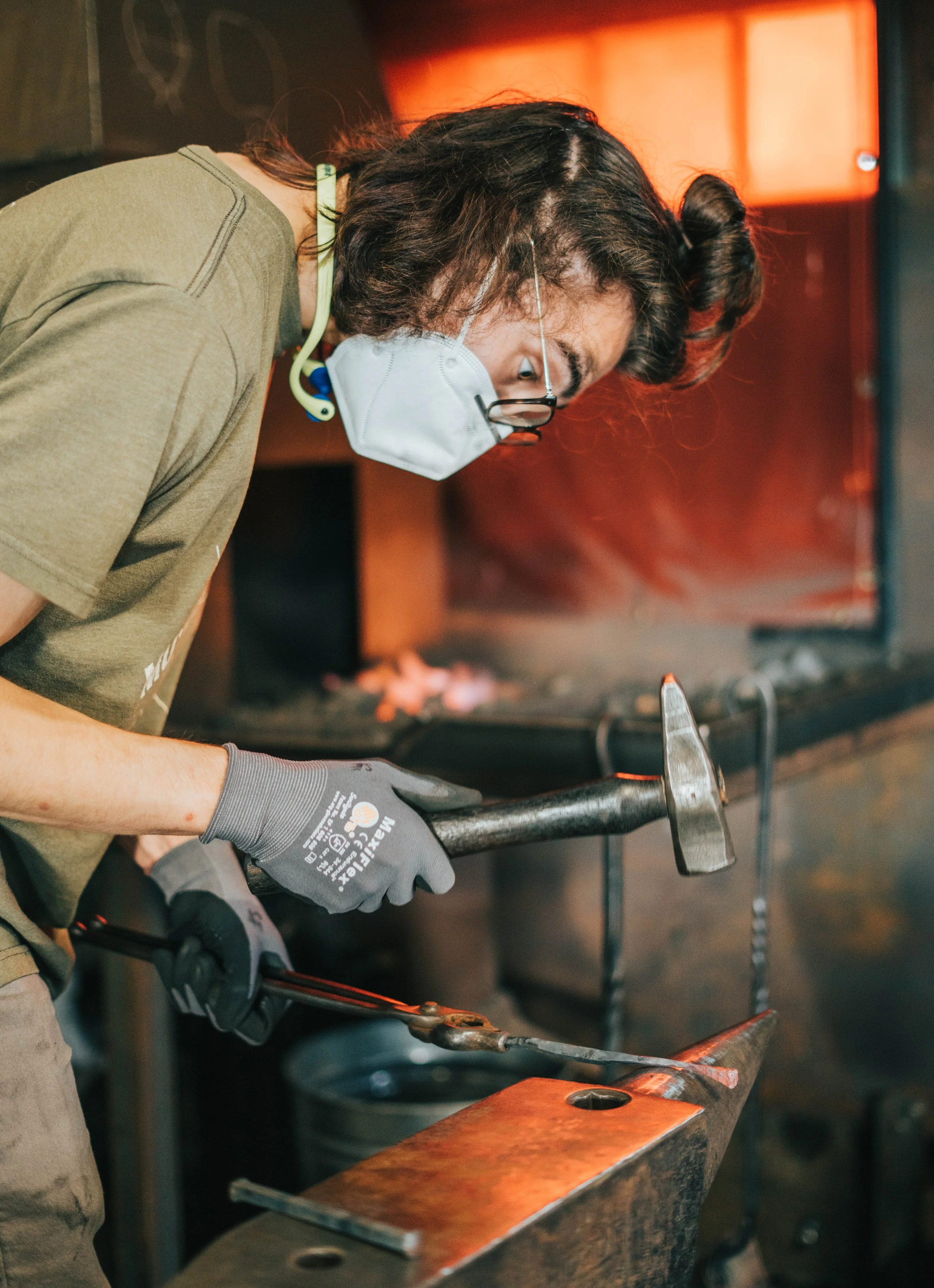 Sam Elston drawing out the material over the horn of the anvil, compressing it on multiple sides to force some more length into it.