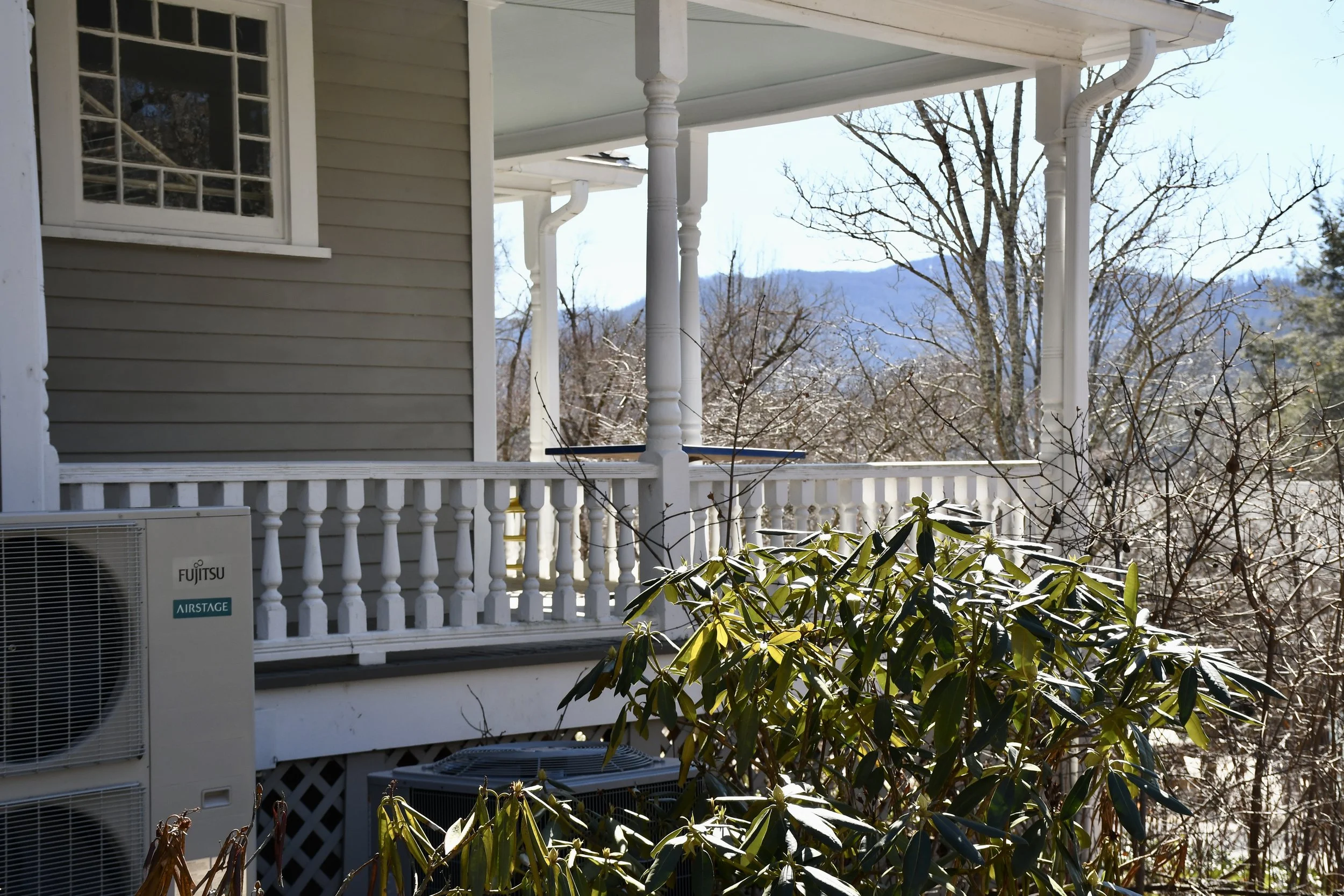  Dodge House porch on Warren Wilson College (WWC) campus in Swannanoa, N.C., on Feb 7, 2026. (Echo News/Richmond Joyce) 