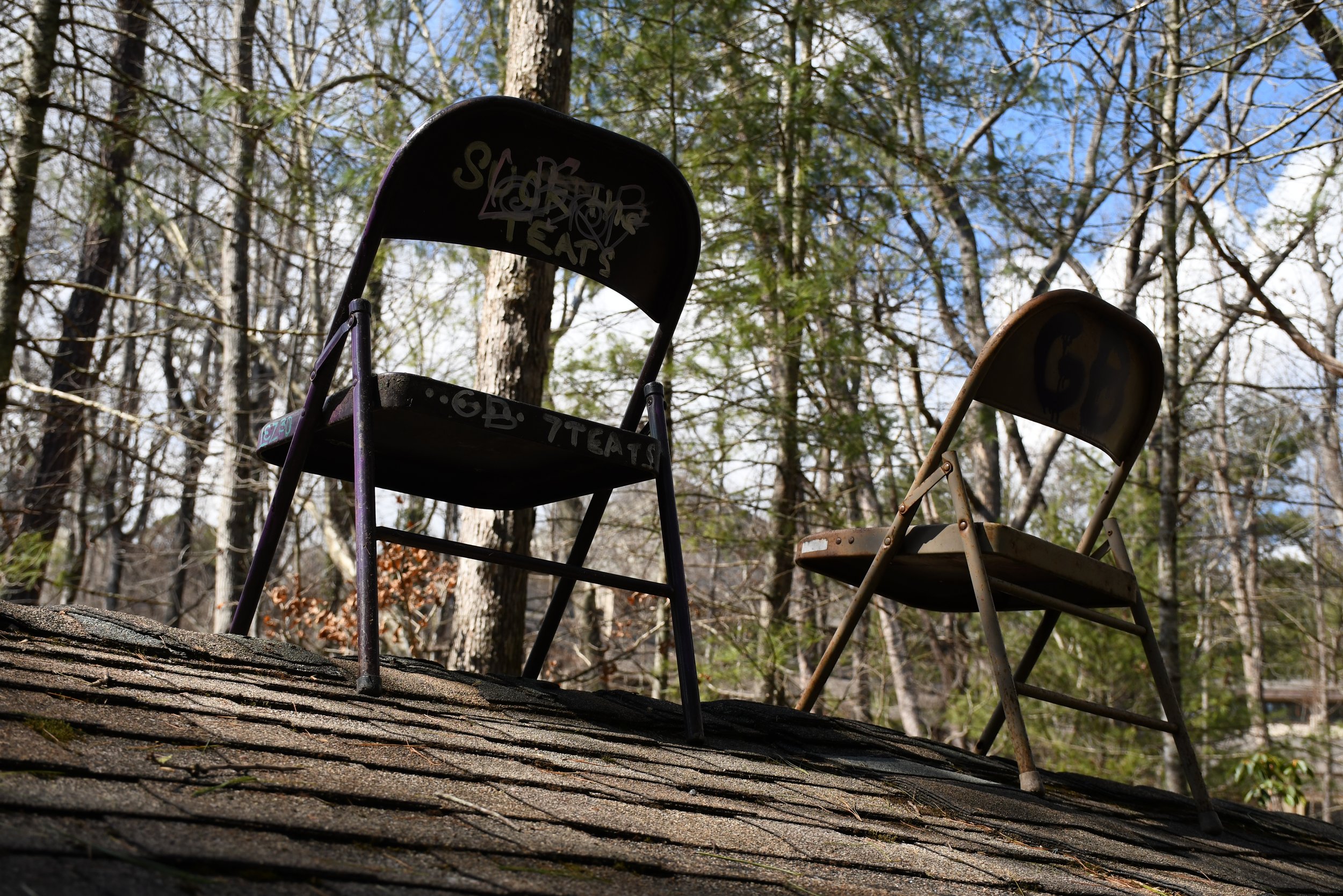  Holding chairs perched on Meditation Hut roof, Warren Wilson College (WWC) campus in Swannanoa, N.C., on Feb. 27, 2026. (Echo News/Richmond Joyce) 