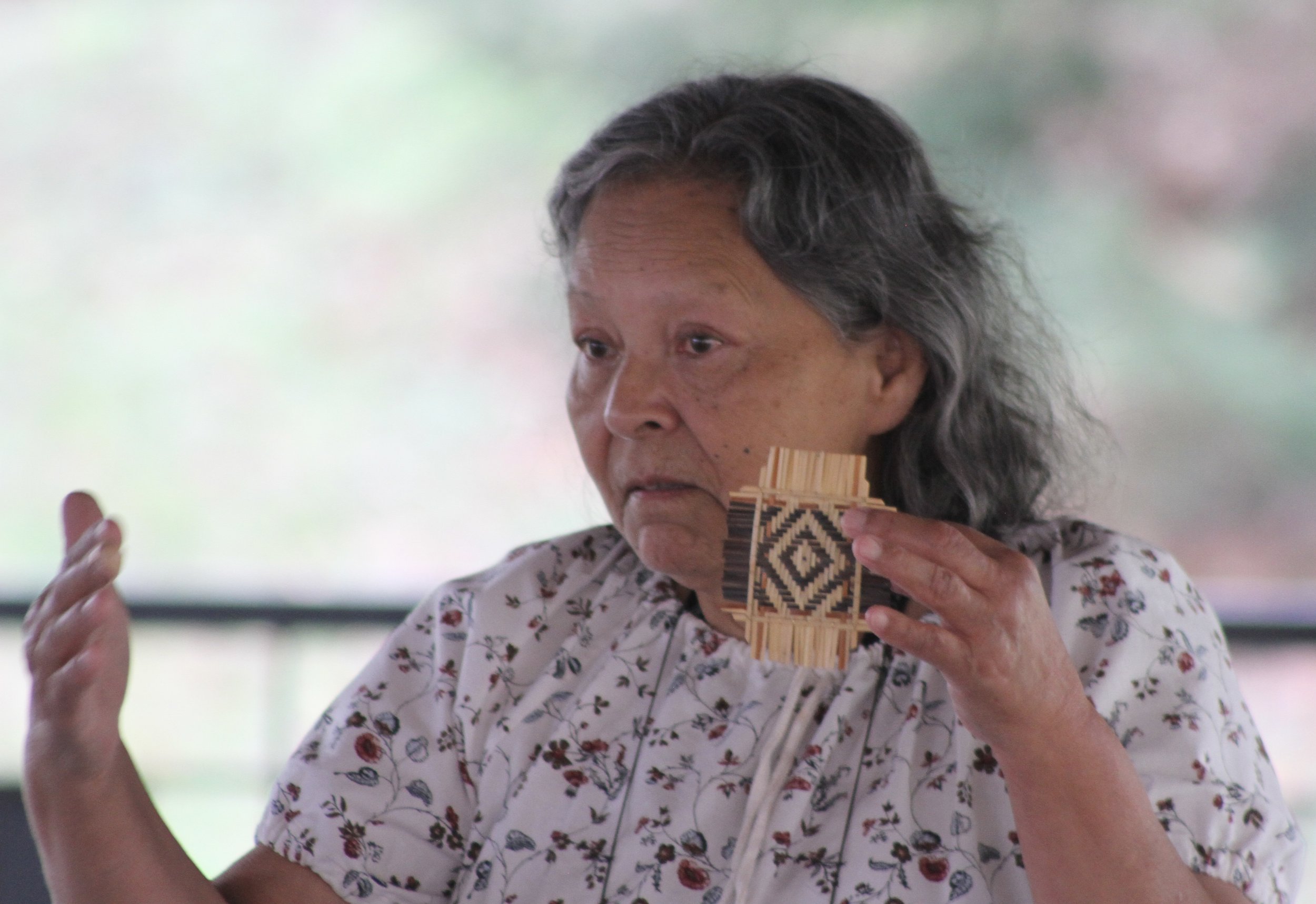  Cherokee artist Betty Maney presents students a traditional woven mat at the Warren Wilson workshop in Swannanoa, N.C., on March 25, 2026. (Vivian Bryan/Echo) 