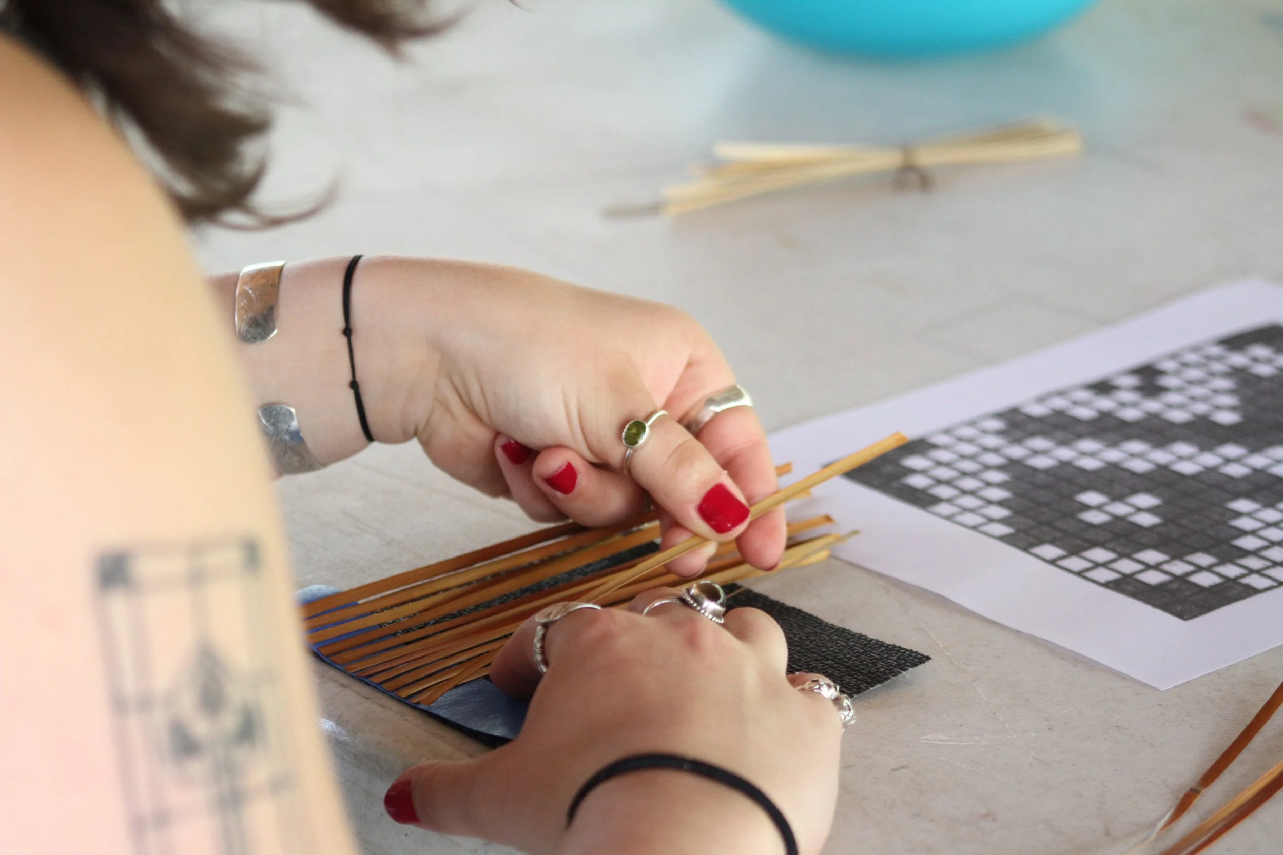  Junior Anathea Ball practices weaving based on a Cherokee pattern at Warren Wilson College in Swannanoa, N.C., on March 25, 2026. (Vivian Bryan/Echo News) 