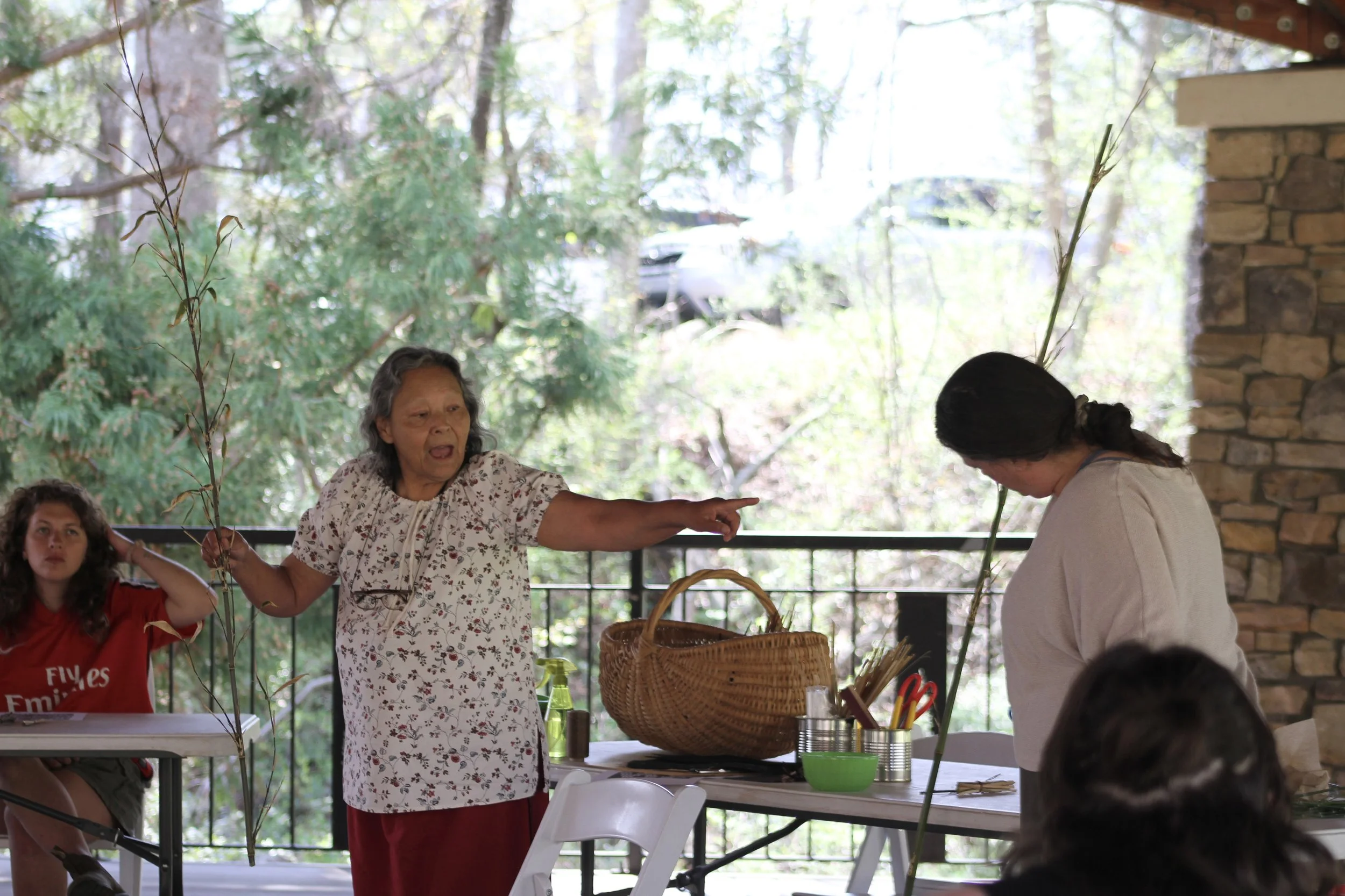  Artist Betty Maney and fiber arts instructor Melanie Weidler hold harvested, mature river cane to show students during a workshop at Warren Wilson College in Swannanoa, N.C., on March 25, 2026. (Vivian Bryan/Echo News) 