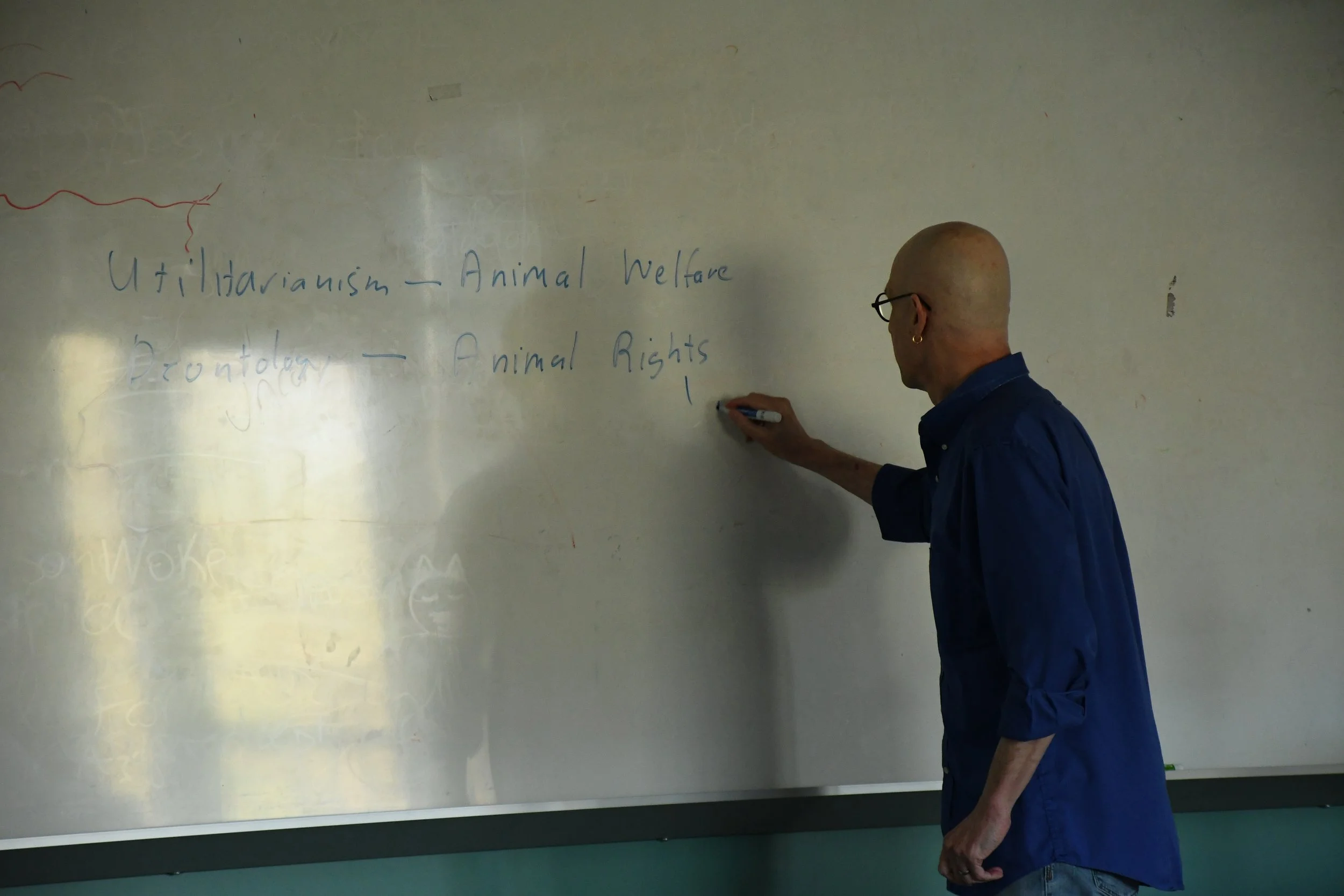  Professor Todd May writing notes on a whiteboard at a One Health club meeting, Warren Wilson College (WWC) campus in Swannanoa, N.C., on April 15, 2026. (Echo News/Richmond Joyce) 