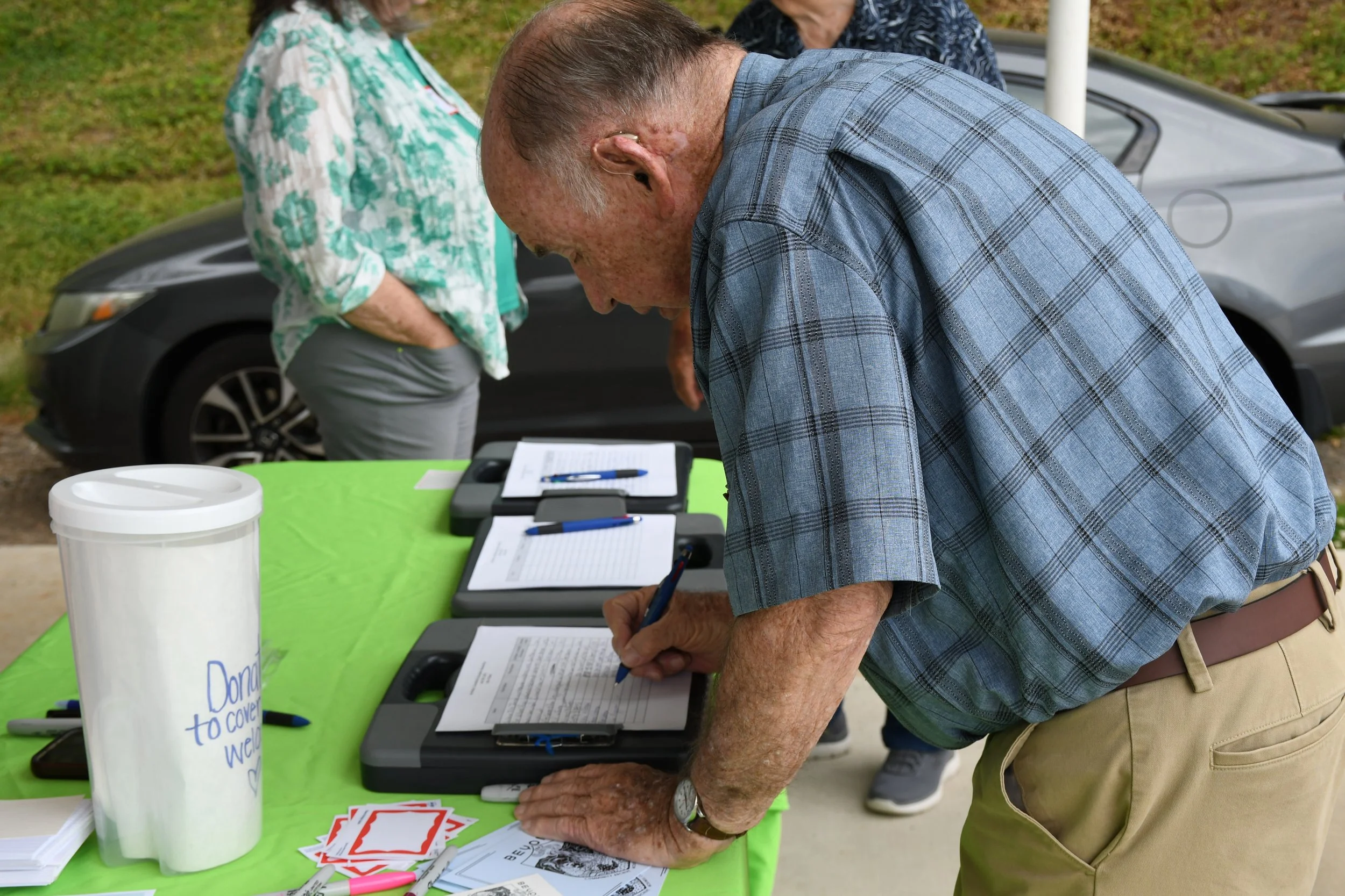  Marion citizen at the sign-in table writing down his name in Marion, McDowell County NC on April 25 2026. (Richmond Joyce/Echo News) 