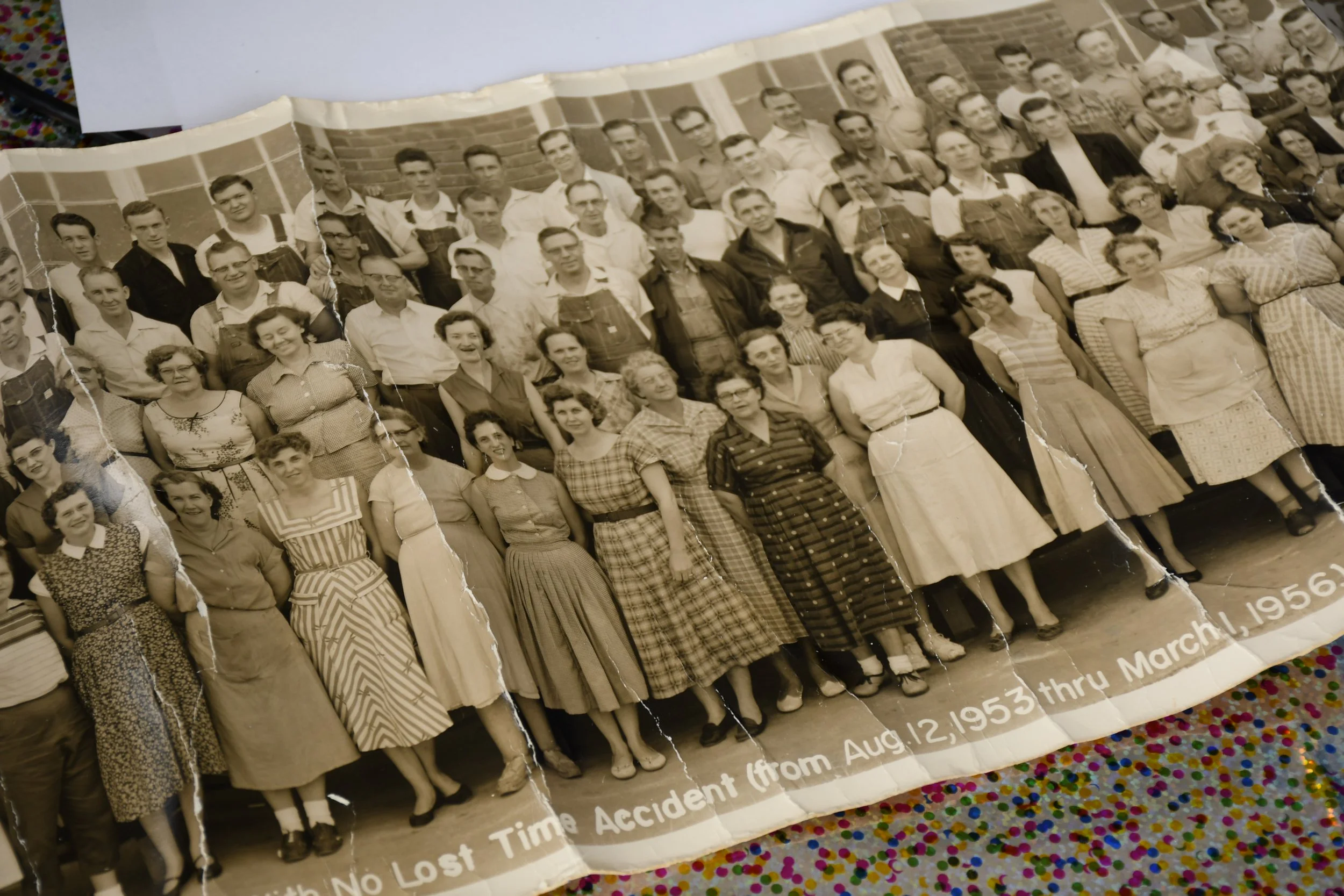  Panoramic photo of mill workers in Marion in the 1950s from the McDowell County Library being shown at the homecoming in Marion, McDowell County NC on April 25 2026. (Richmond Joyce/Echo News) 