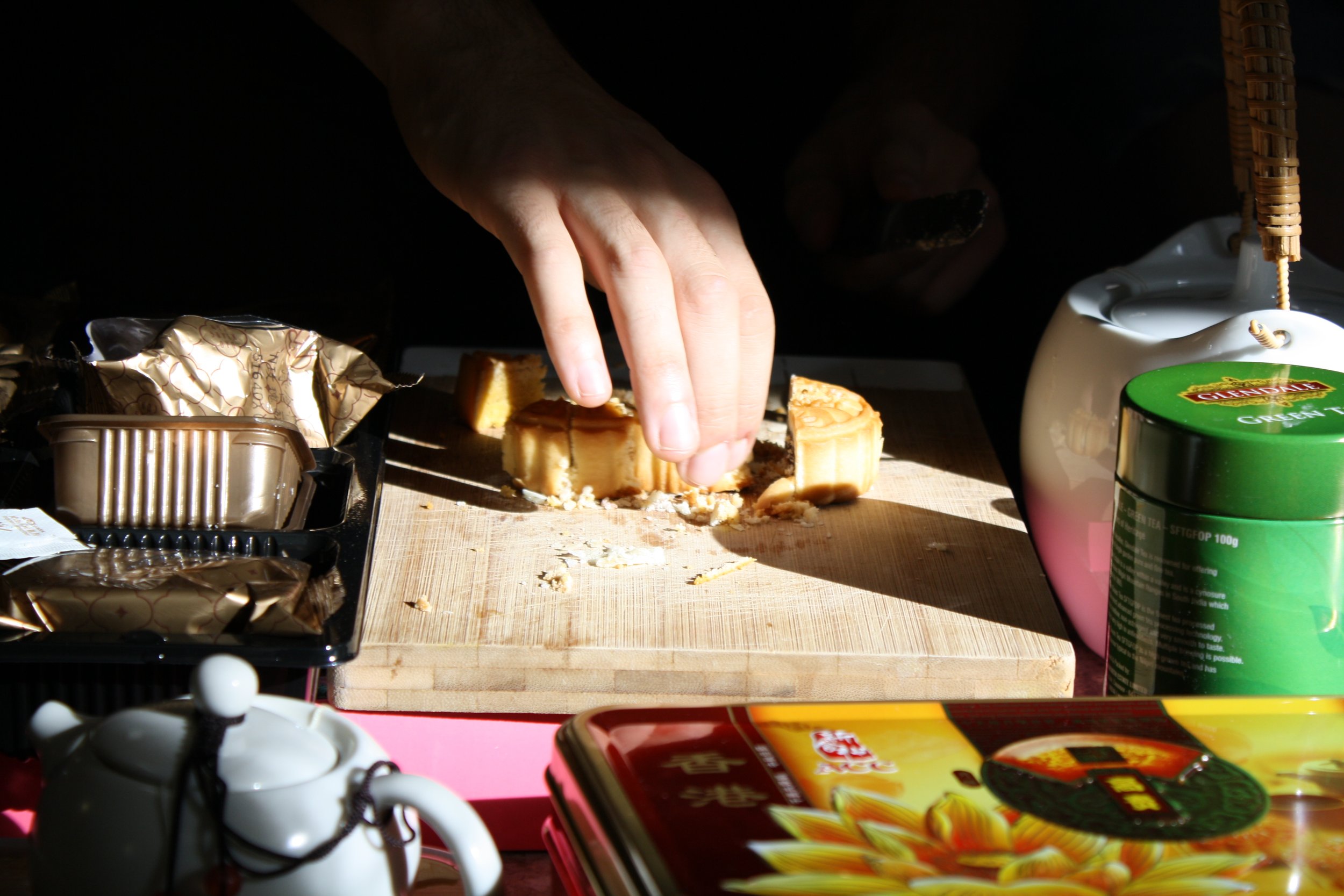  Tea, mandarin oranges and mooncakes are shared during Asian Culture Club’s celebration of Mid Autumn Festival on Sep. 25 2026 at Warren Wilson college in Swannanoa, N.C. (Echo/Emma Taylor McCallum) 