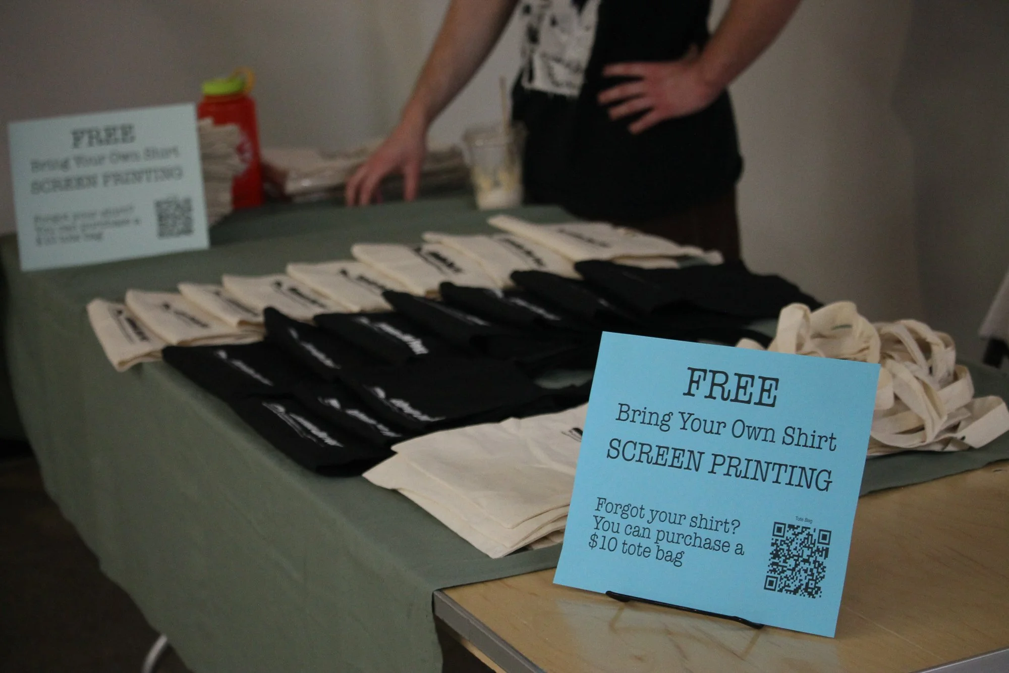  WWC’s Holden Arts Crew providing free bring-your-own-shirt screen printing and hand-printed tote bags at Asheville Zine fest in Asheville, N.C., on Saturday Sept. 26, 2026. (Echo News/Wyatt Layton) 