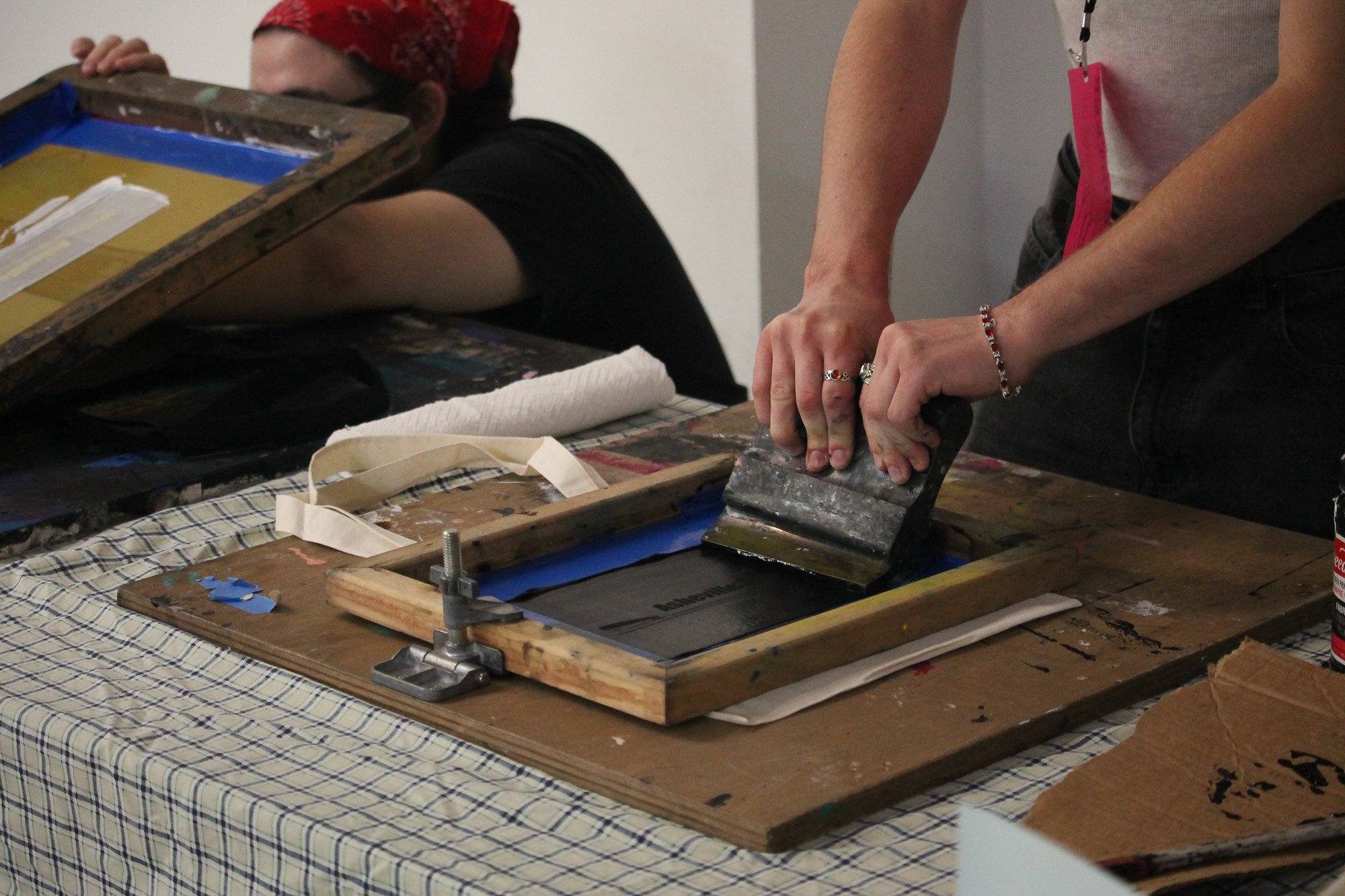  Holden Arts Crew members Bear Parsons and Leo Vargha screen printing at Asheville Zine fest in Asheville, N.C., on Saturday Sept. 26, 2026. (Echo News/Wyatt Layton) 