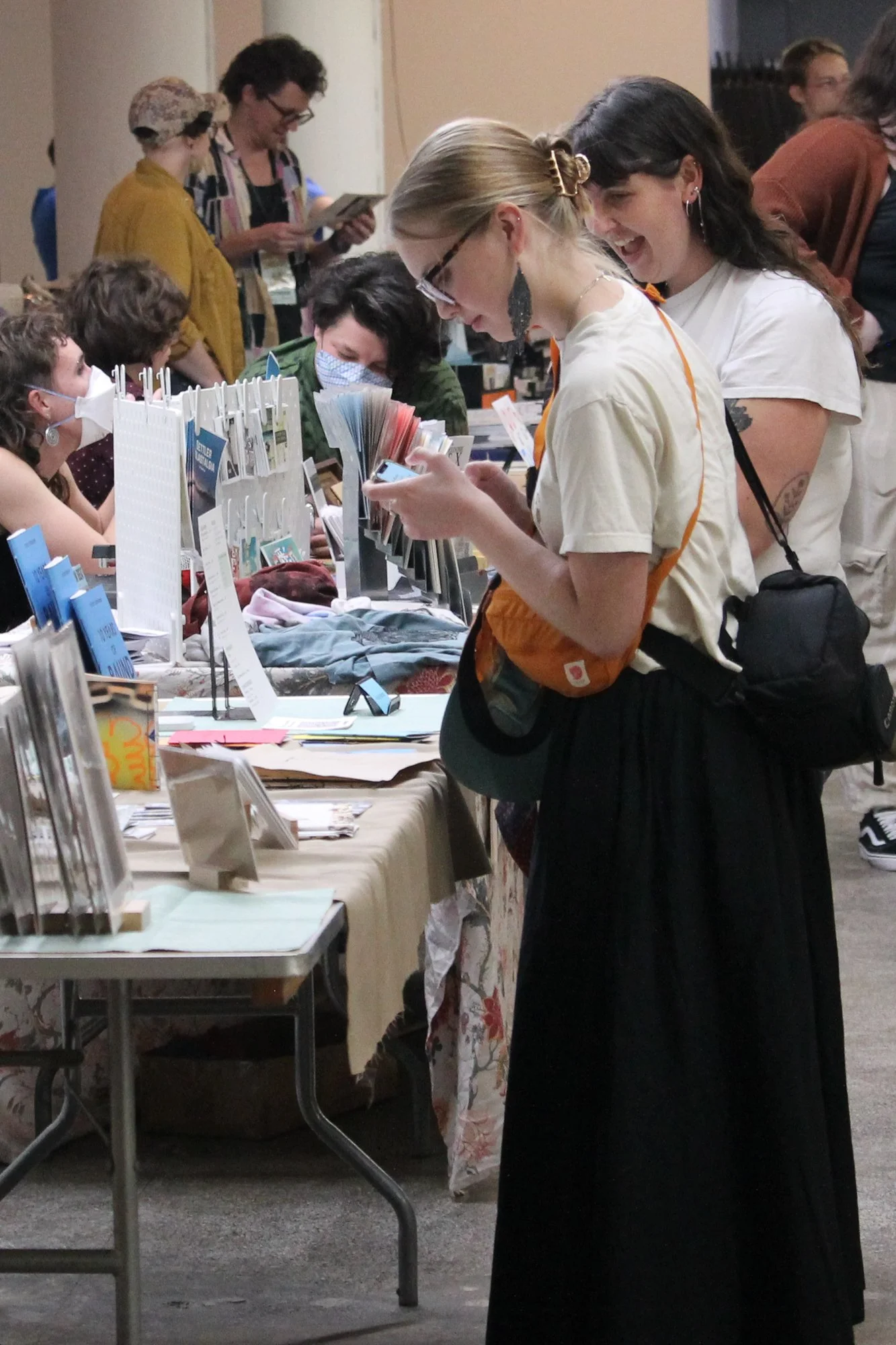  WWC students Emma Taylor McCallum and Ryleigh Johnson browse a vendor’s table at Asheville Zine fest in Asheville, N.C., on Saturday Sept. 26, 2026. (Echo News/Wyatt Layton) 