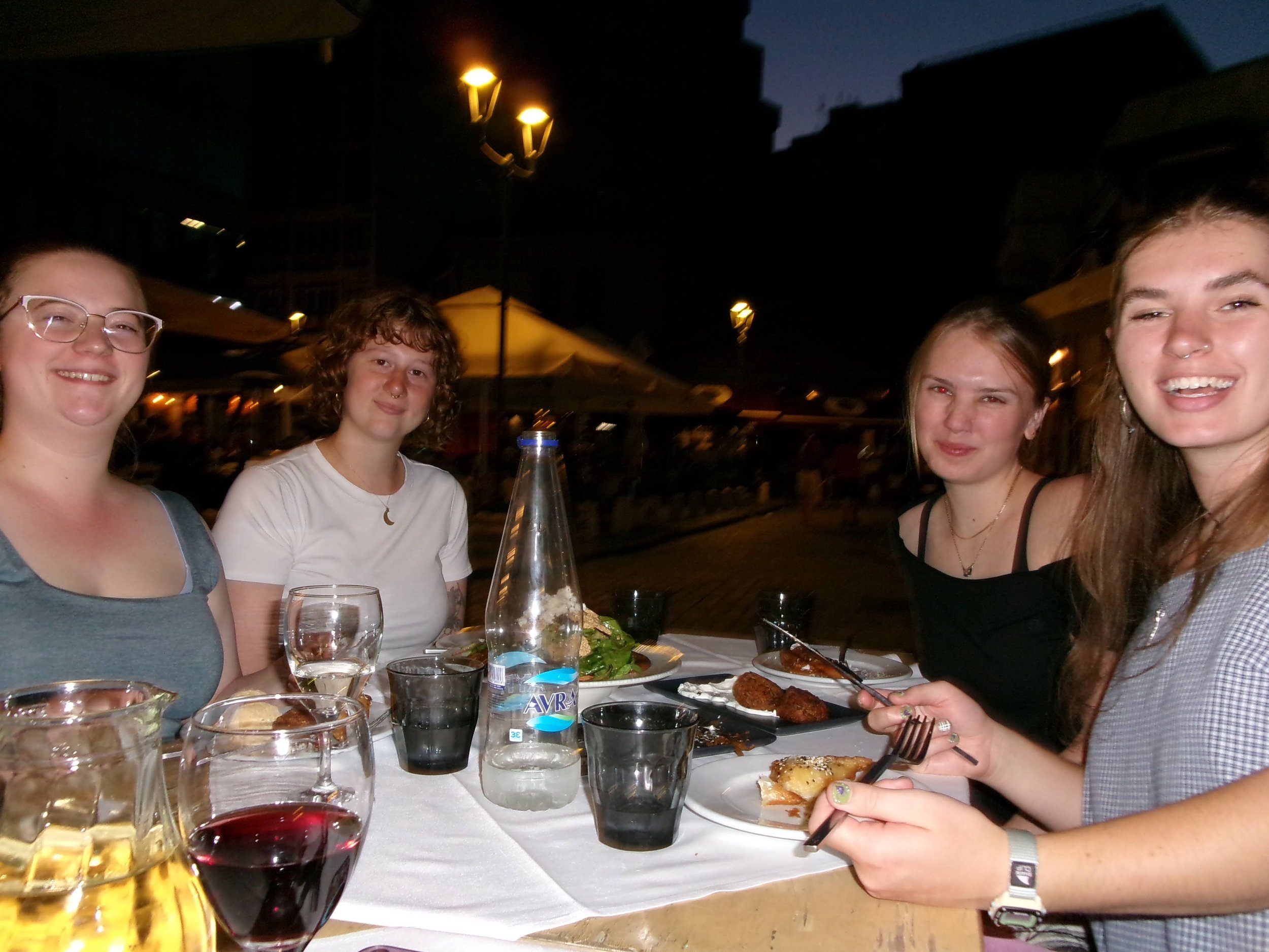  Katrina Bodoh, Kaia Caduff, Emma Taylor McCallum and Sabine Costello-Sanders ‘26 sit around an outdoor table having dinner in Thessaloniki, Central Macedonia, Greece on May 12, 2026 (courtesy of Toby Freel ‘26) 
