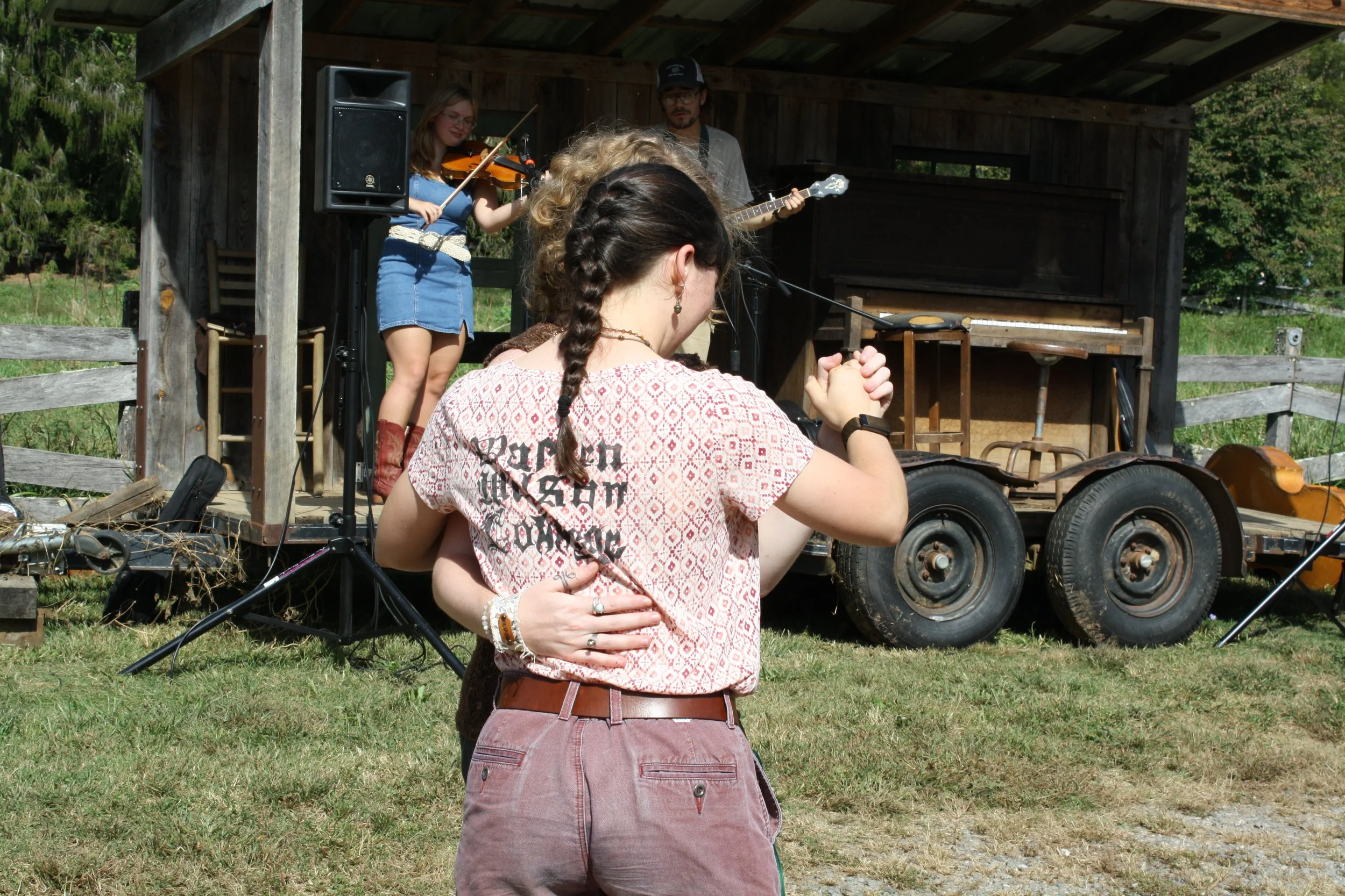  Lili Morris and Emmet Clements waltzing to students playing&nbsp; during Fall Fest at Warren Wilson College on Oct, 3 2026. Swannanoa, N.C. (Echo/Emma Taylor McCallum) 