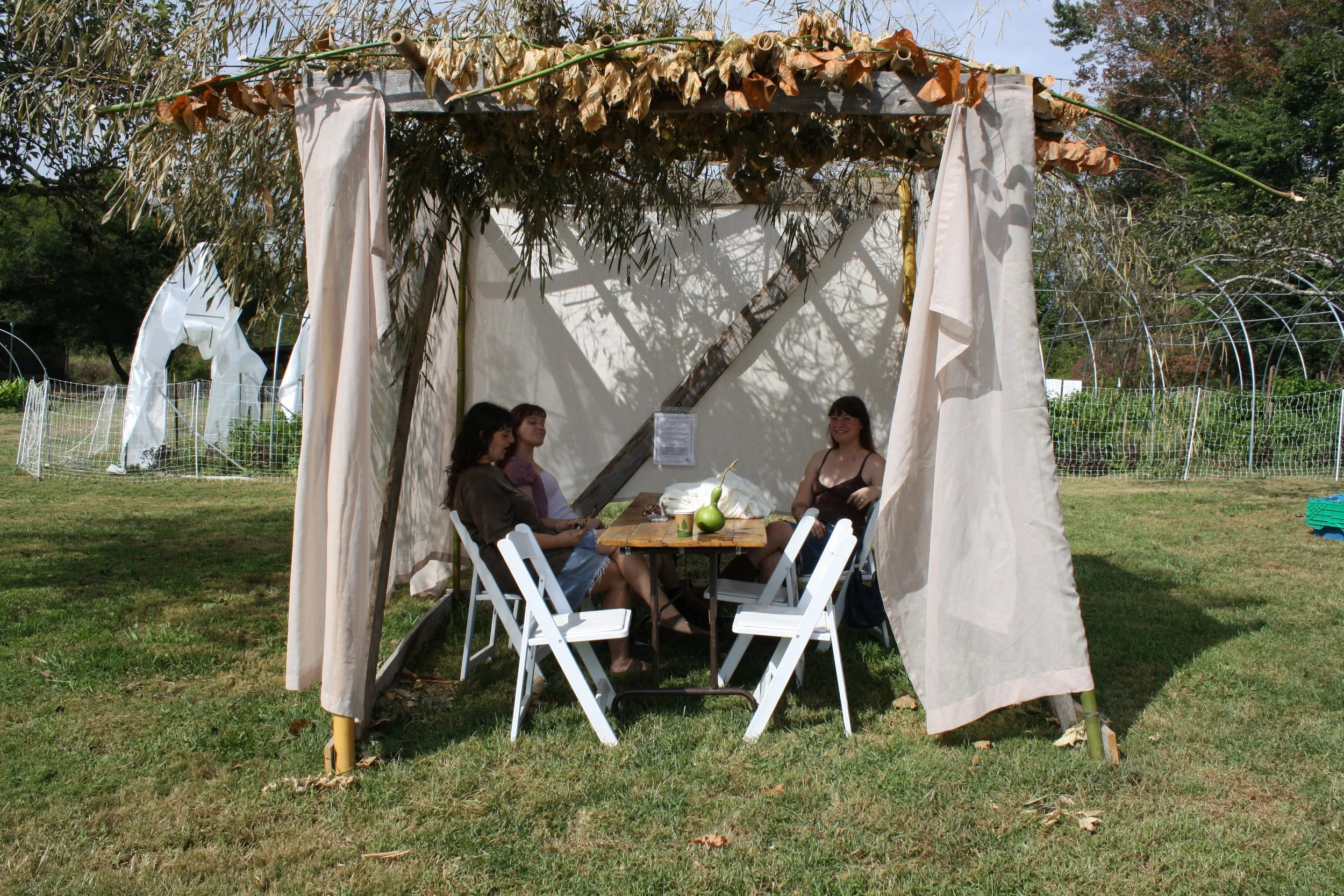  Students Rae King, Ryleigh Johnson and Mary King sit in a sukkah on Oct. 3, 2026 in Swannanoa, N.C. (Echo/Emma Taylor McCallum) 