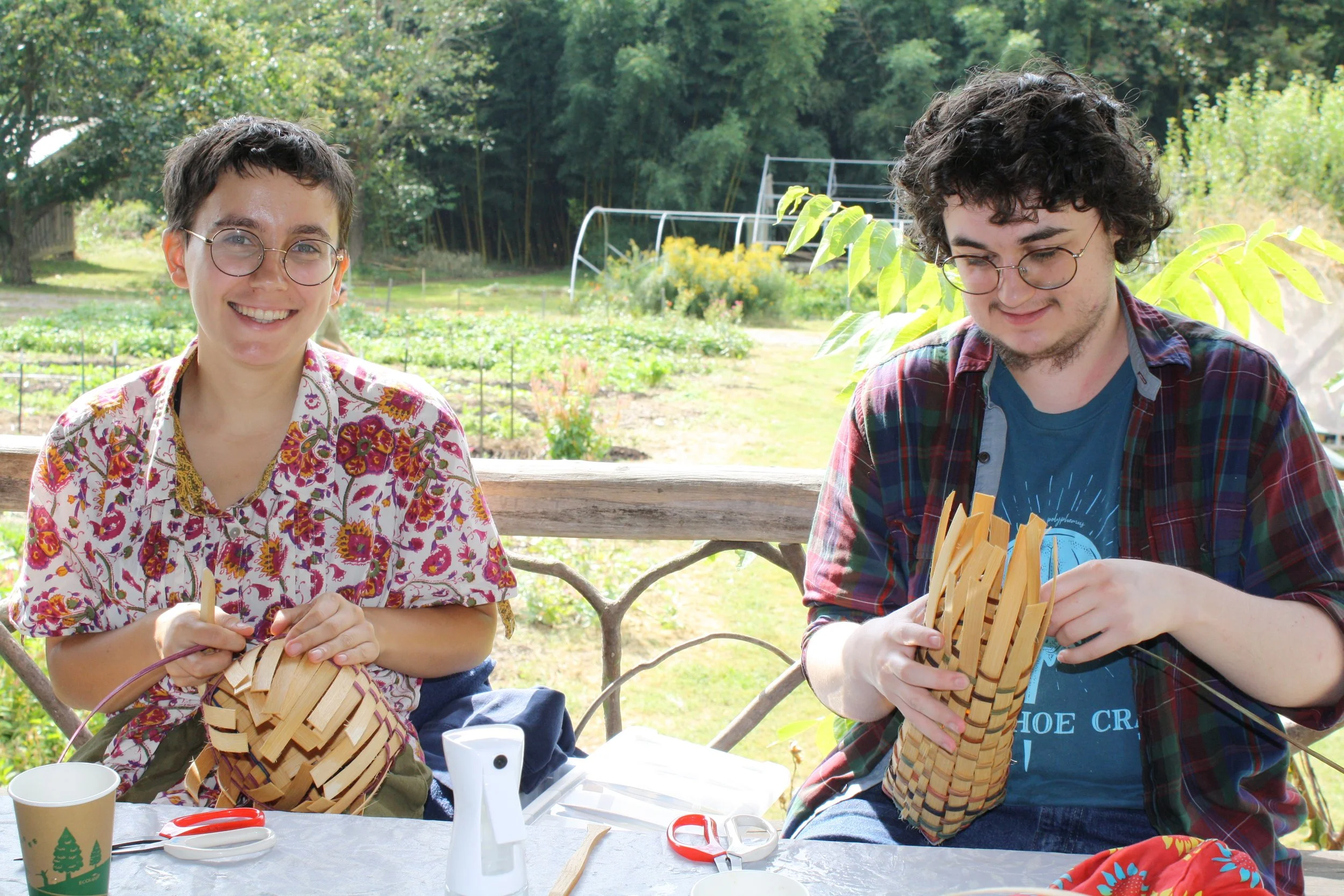  Aili Esala and Robyn Levow-Guerra weave baskets at Warren Wilson College’s Fall Fest on Oct. 3, 2026 in Swannanoa, N.C. (Echo/Emma Taylor McCallum) 