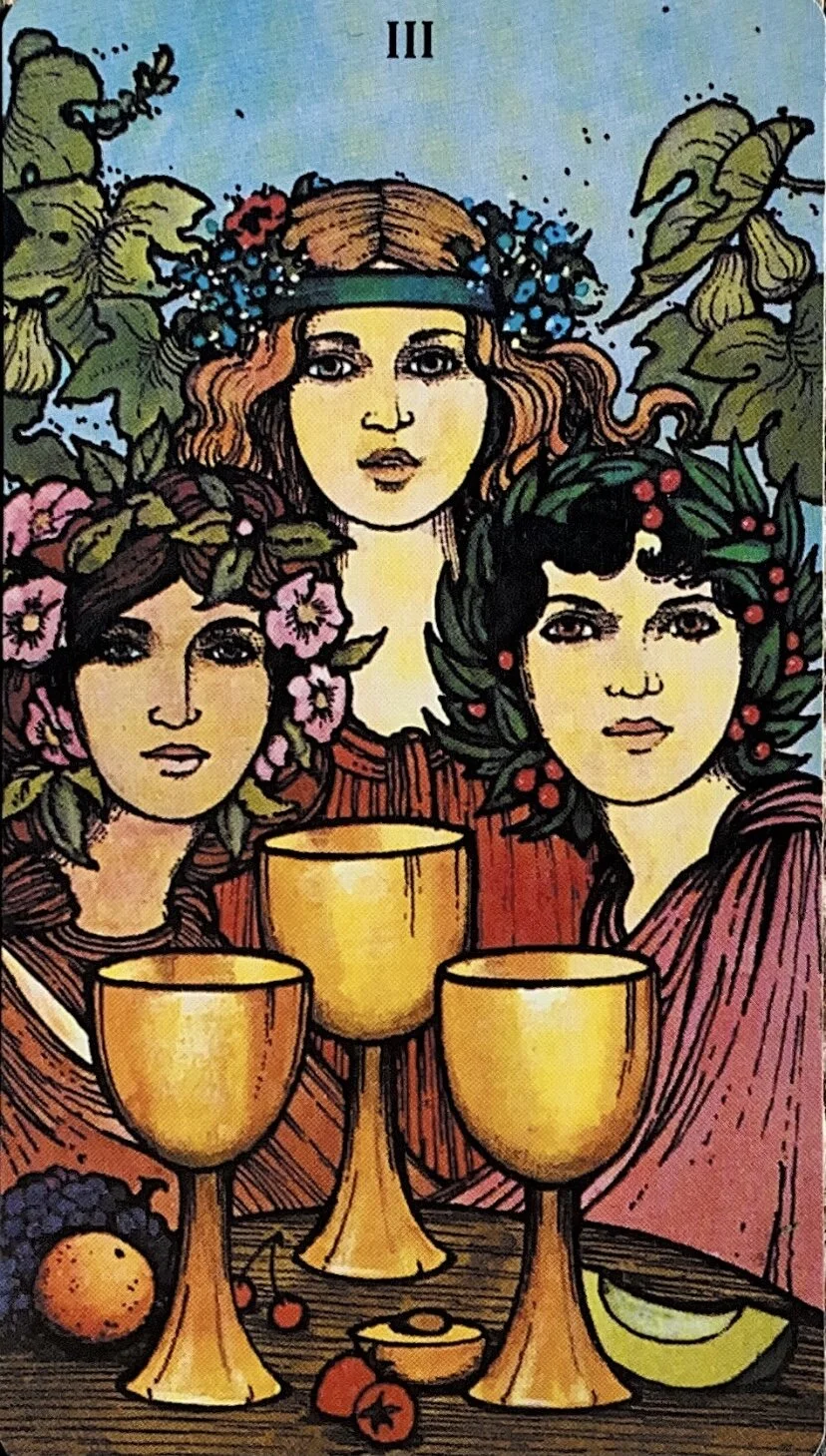 Кубки 3 на отношения таро. Тройка кубков карта дня. Древо таро. 3 кубков таро уэйта. Таро райдера уэйта 3 кубков.