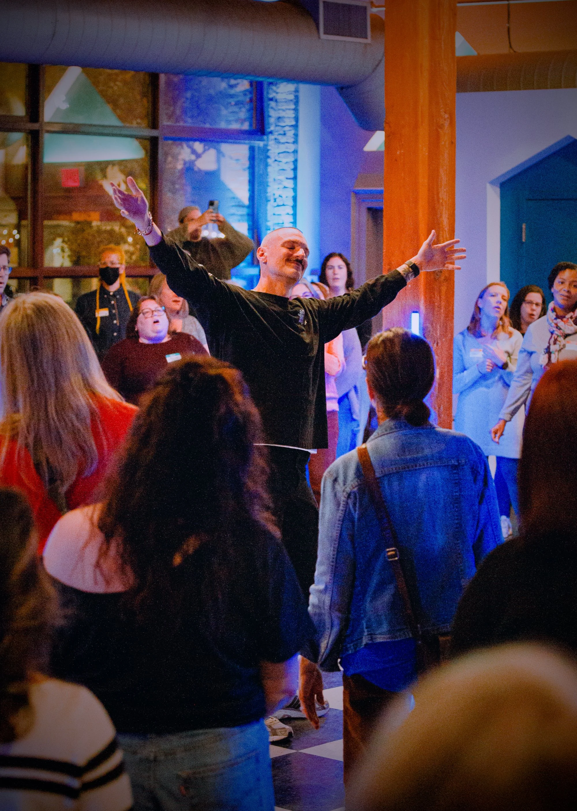 Davin Youngs, singer, sound healing artist and voice coaching leading Chicago Circle Singing