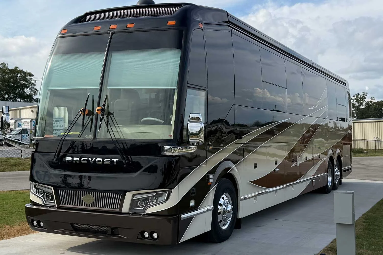 Front three-quarter view of the 2019 Marathon H3-45 outside JLH Coachworks.