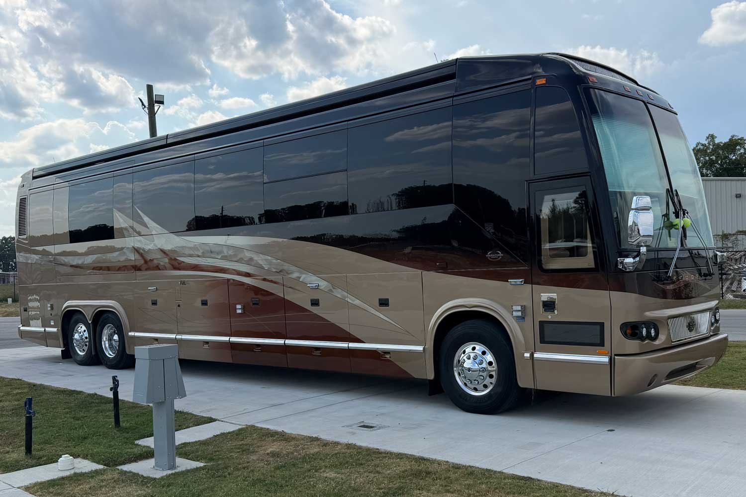 Front passenger-side view of the 2007 Marathon H3-45 outside JLH Coachworks.