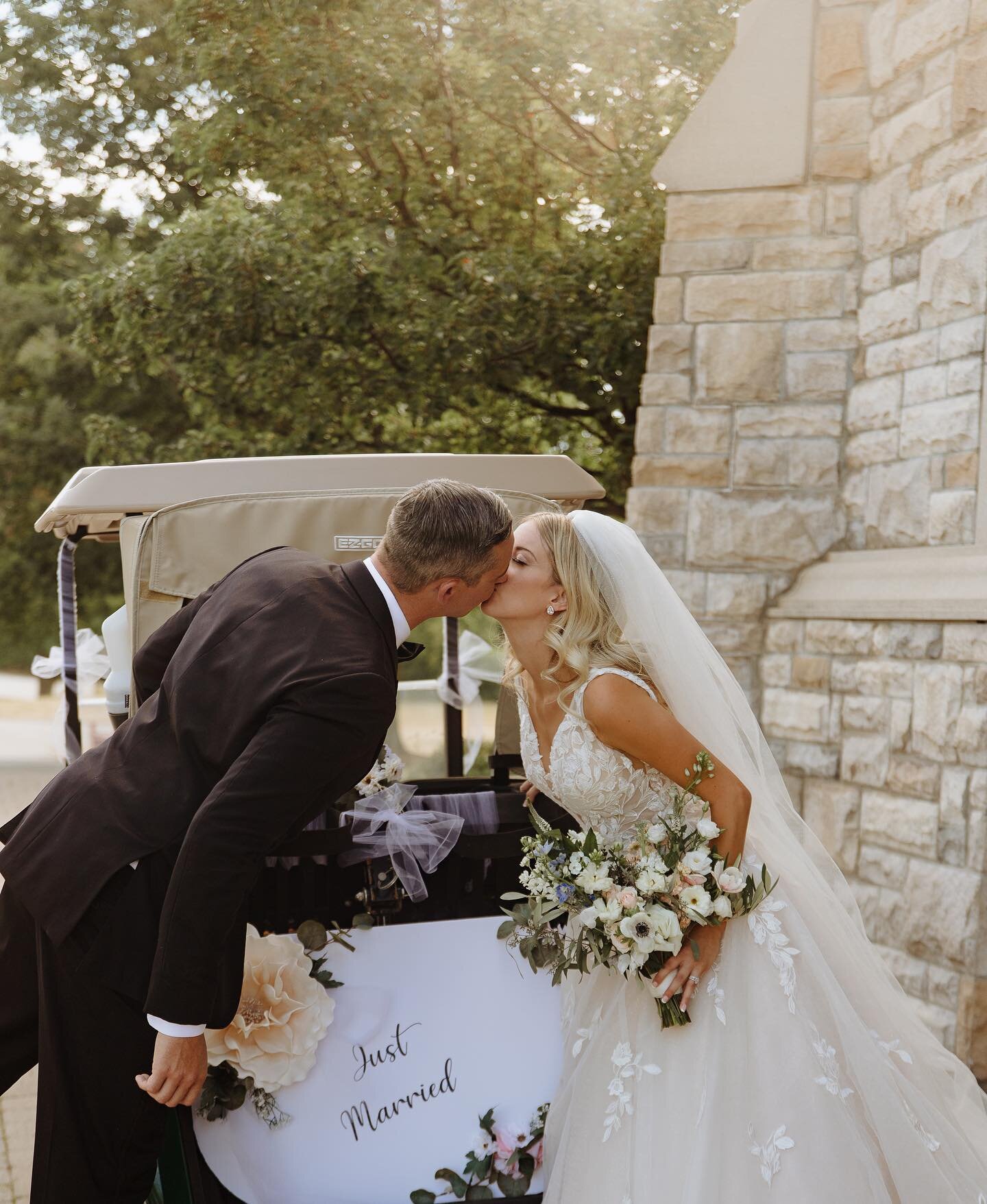 jess + aaron

golf course weddings are quickly becoming a fave and who better to lead you around than a pro level golfer right?