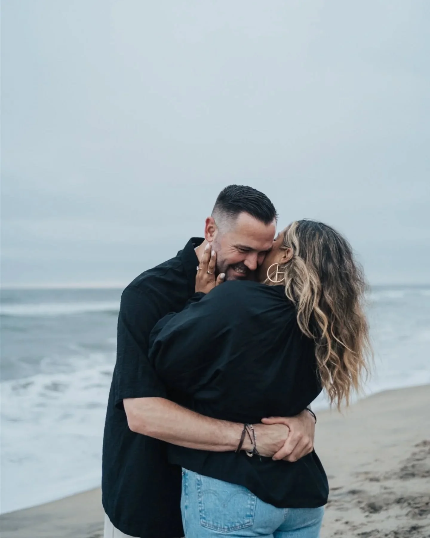 Did you know...

I encourage changing outfits during your engagement session! A quick swap can give your photos a whole new vibe - think cozy &amp; casual for one look, and dressed up for a more polished, date-night feel in the next. It&rsquo;s like 