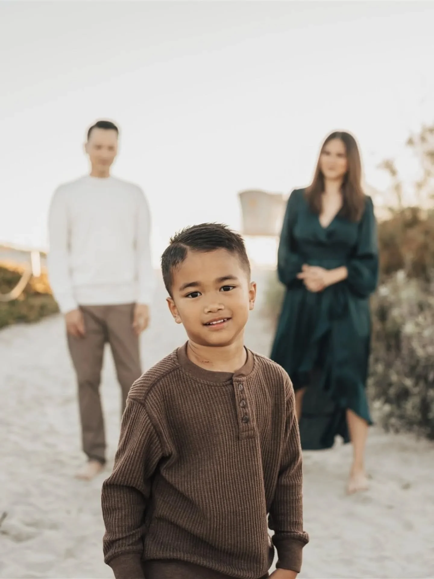 I have so many families and couples to share with you all! But this year I'm trying to be less attached to my phone, so I've been spending the last few weeks doing cozy activities like reading, listening to podcasts, and watching new shows. Send me a