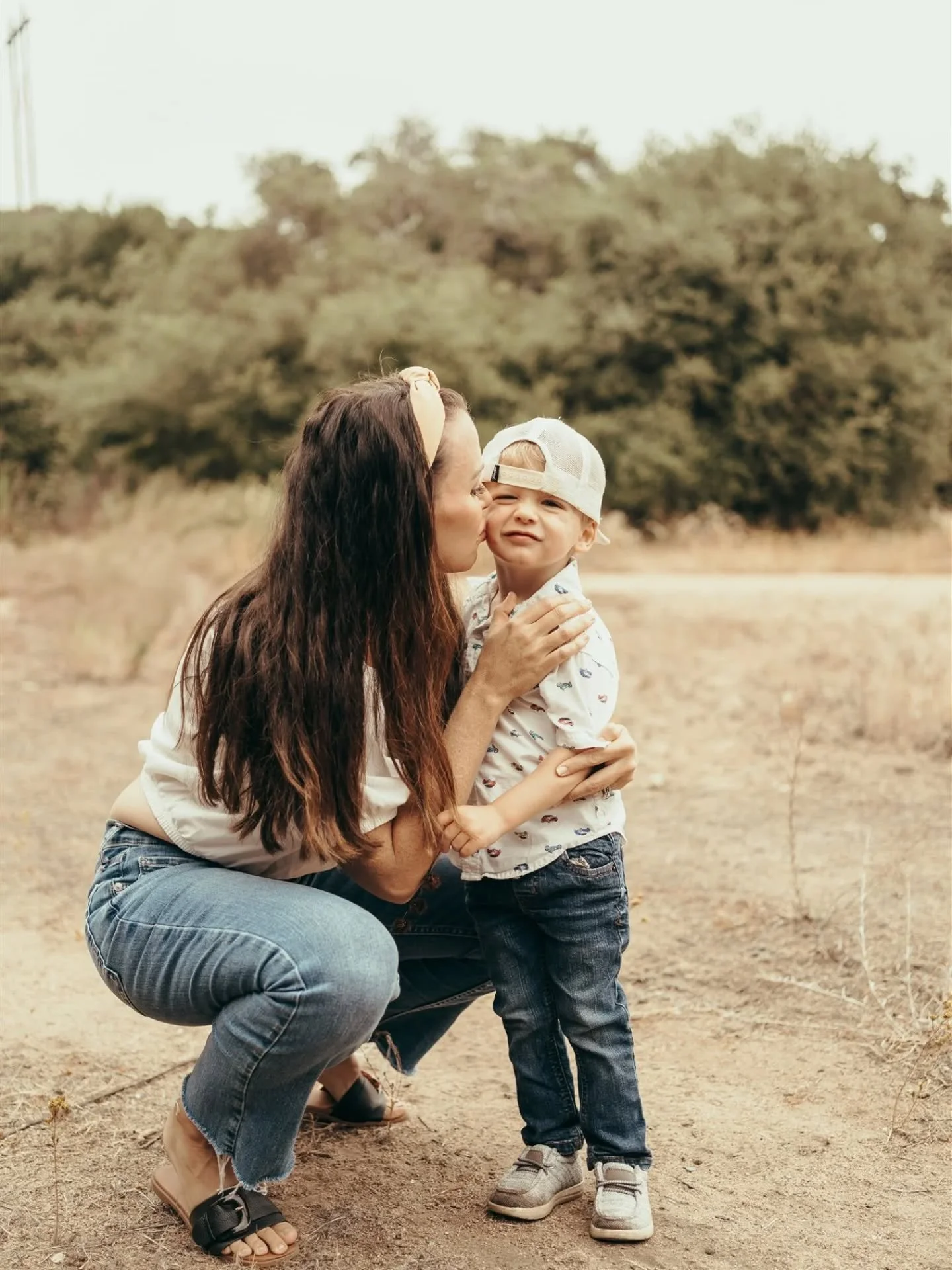 HAPPY MAY! Since I didn't do a giveaway around my Birthday like I usually do, I am doing one now. This one is for the MAMAS!

I'm giving away a free 30 minute session for a mother and her crew. This could be mom + kids, mom + partner + kids, mom + fr