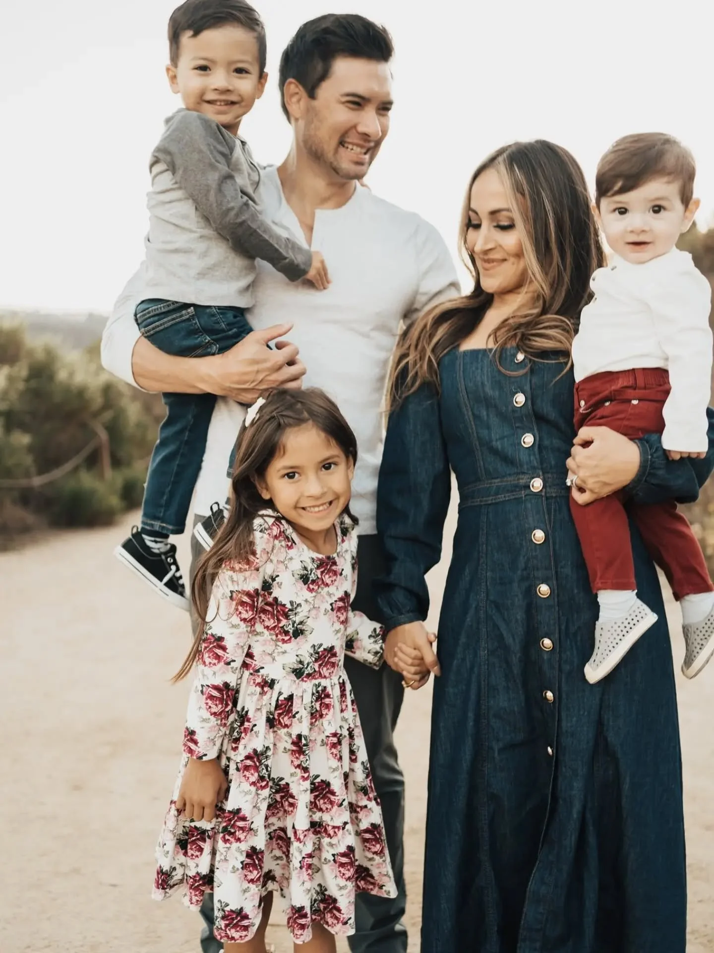 Sometimes with little ones, a full family session can feel a bit daunting! That's why I started offering 30-minute sessions last year. 

The shorter timeframe actually works in our favor. We keep moving, which helps keep little ones engaged from star