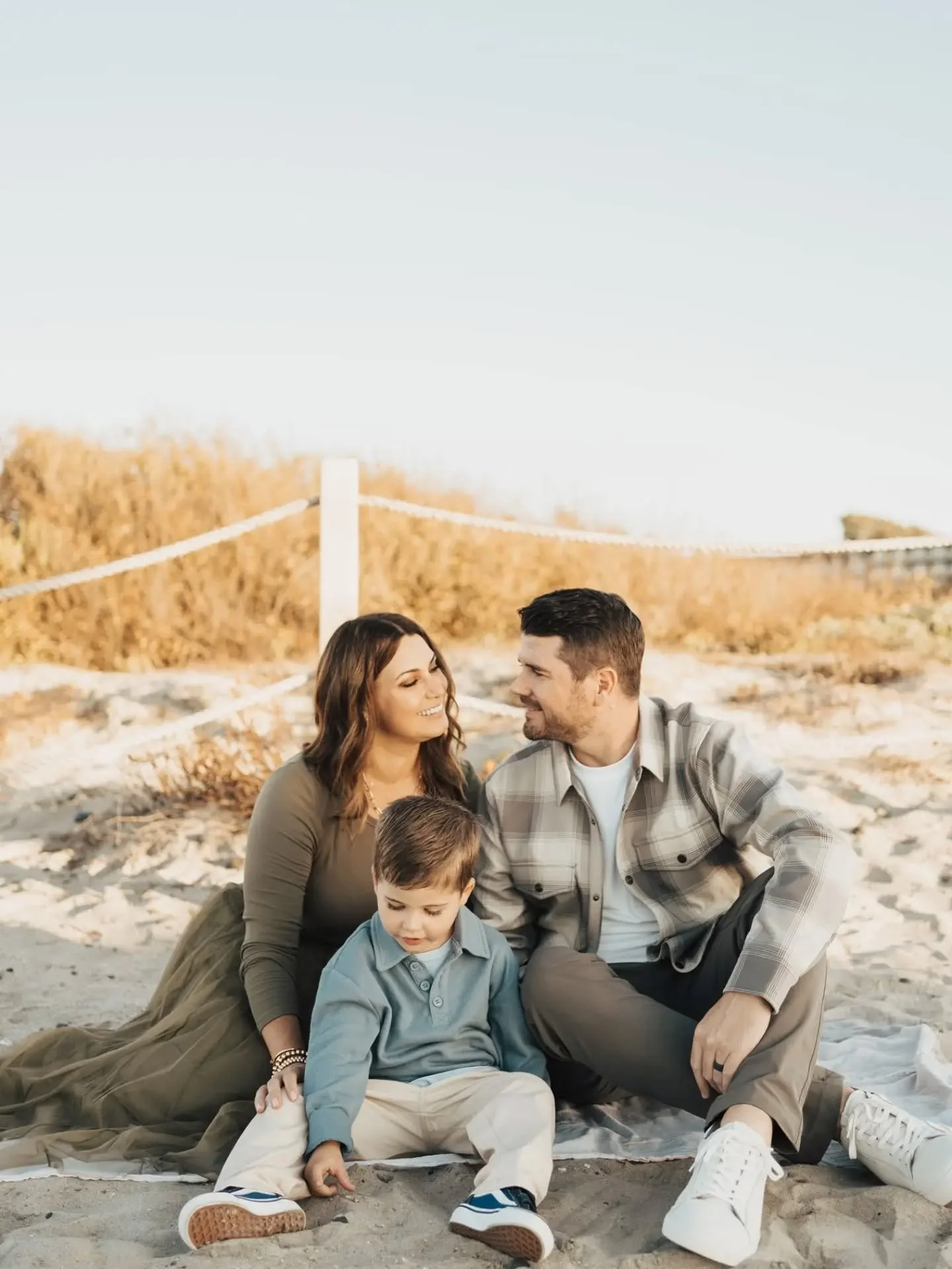 A little glimpse into some of the beach mini sessions from last year. If you'd like to book a quick and fun mini session before the end of summer, head to the link in my bio!