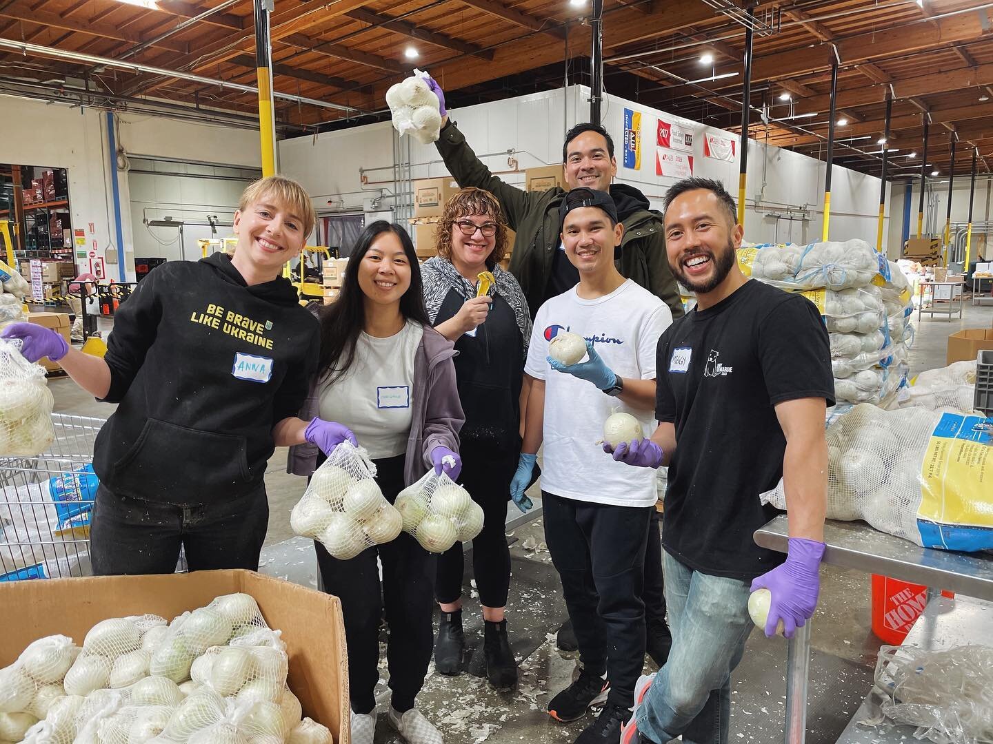 Productive day volunteering with the team at the Alameda Community Food Bank @accfb !! We had a blast sorting and packing onions with our friends, Anna and Paula 🫶🏼

About 1 in 4 households struggle with food and groceries. If you&rsquo;re ever int