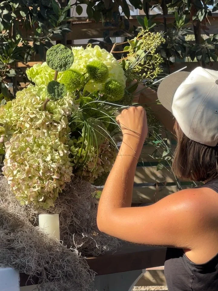 first attempt at moss sculptures this weekend @bodegalosalamos 🌾

thanks to @lisaamariek for being a great freelancer @storiamiaevents for planning a beautiful day and of course @melodymgc, my wonderful client for trusting me with her vision &hearts