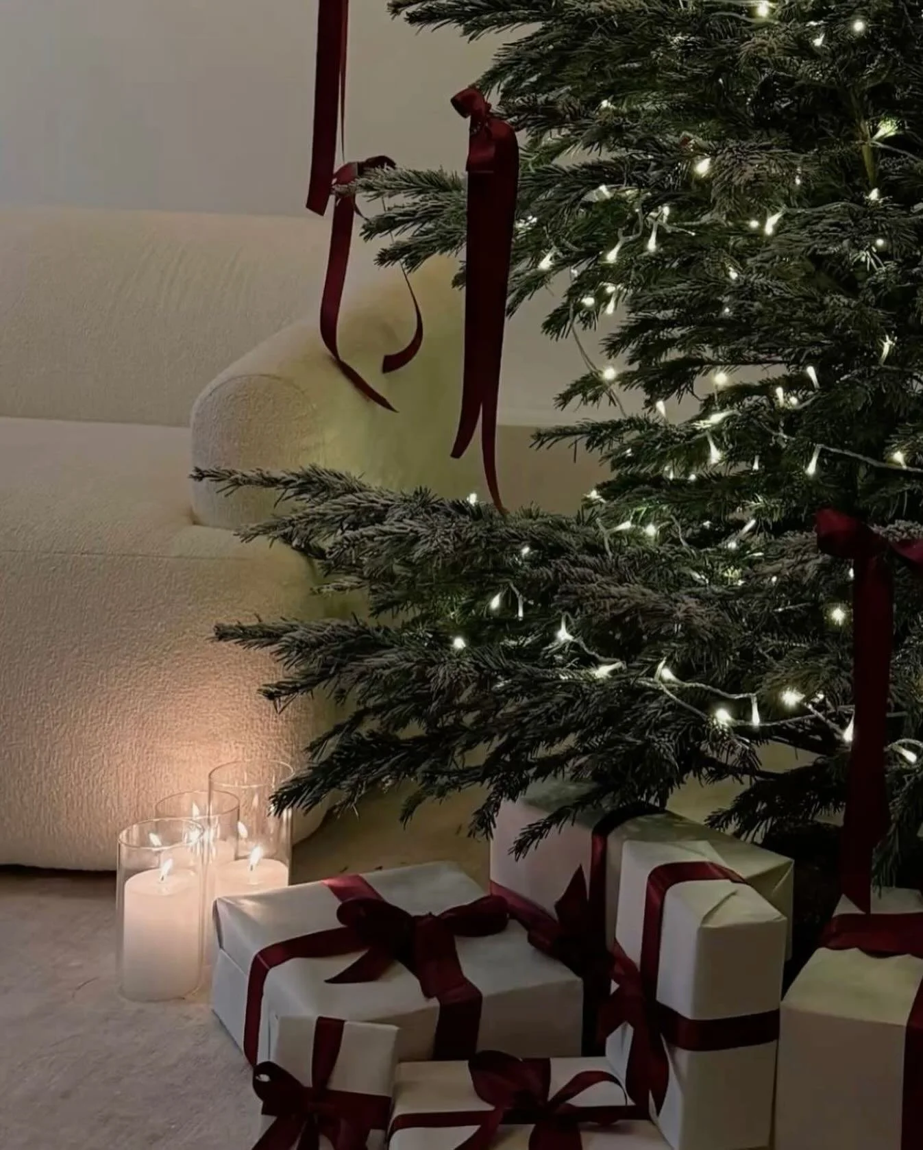 Can&rsquo;t believe we&rsquo;ve already made it to this time of year! 🤭 What are your plans for the holidays, besties? 👀👇🏽 #relationshitpod