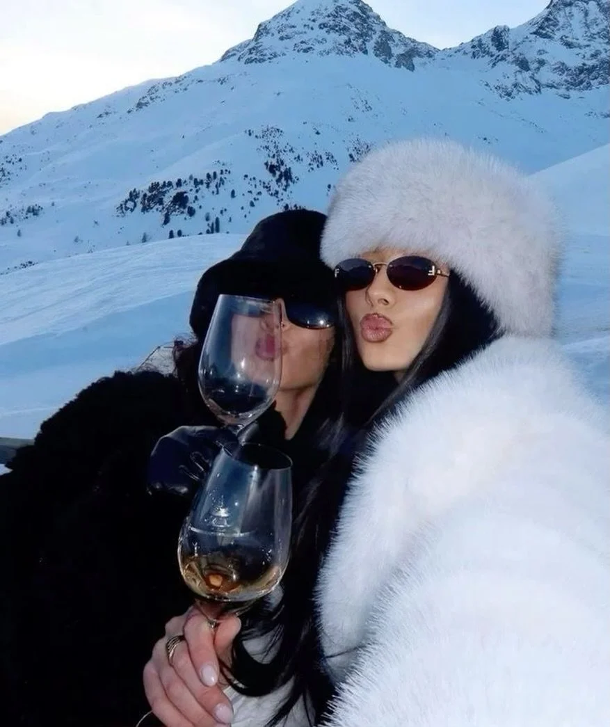 Don&rsquo;t mind us, just manifesting a ski trip with our bestie ❄️ Tag who you&rsquo;d hit the slopes with below! 👇🏽 #relationshitpod