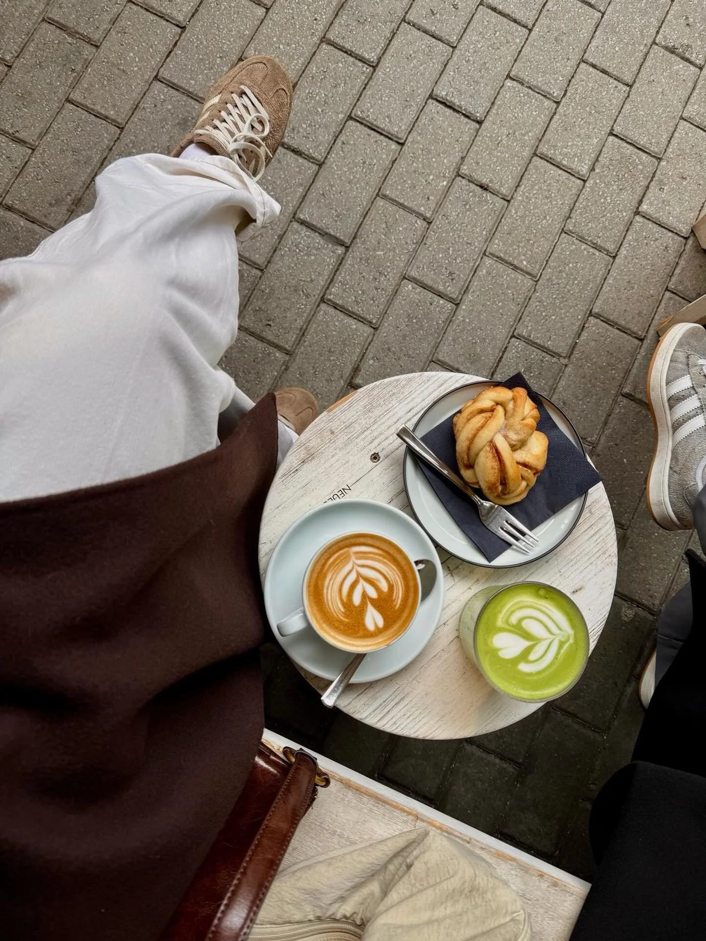 Monday morning catch-ups are everything. 🤍 Besties - what goals are you setting for this week? Comment below! #relationshitpod