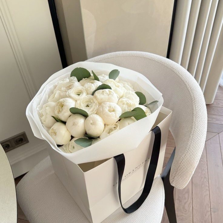 Reminder to get yourself a gift this week 🤍 Comment below - What are your favorite flowers? 💐 #relationshitpod