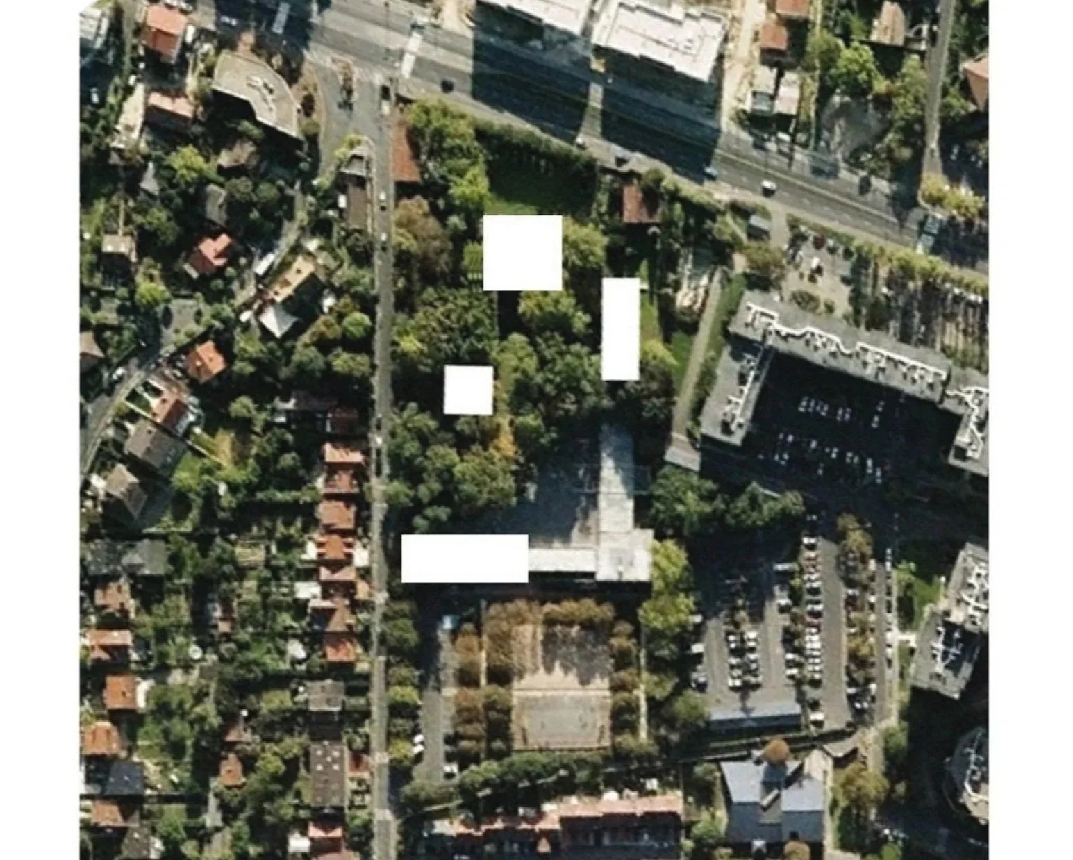 Situé à mi-chemin entre le “plateau” et la Seine, l’ensemble formé par l’école, construite après guerre, et l’ancienne gendarmerie, maison bourgeoise du XIXème siècle, témoigne de l’histoire de la ville de Ris-Orangis. Le projet de transformation et