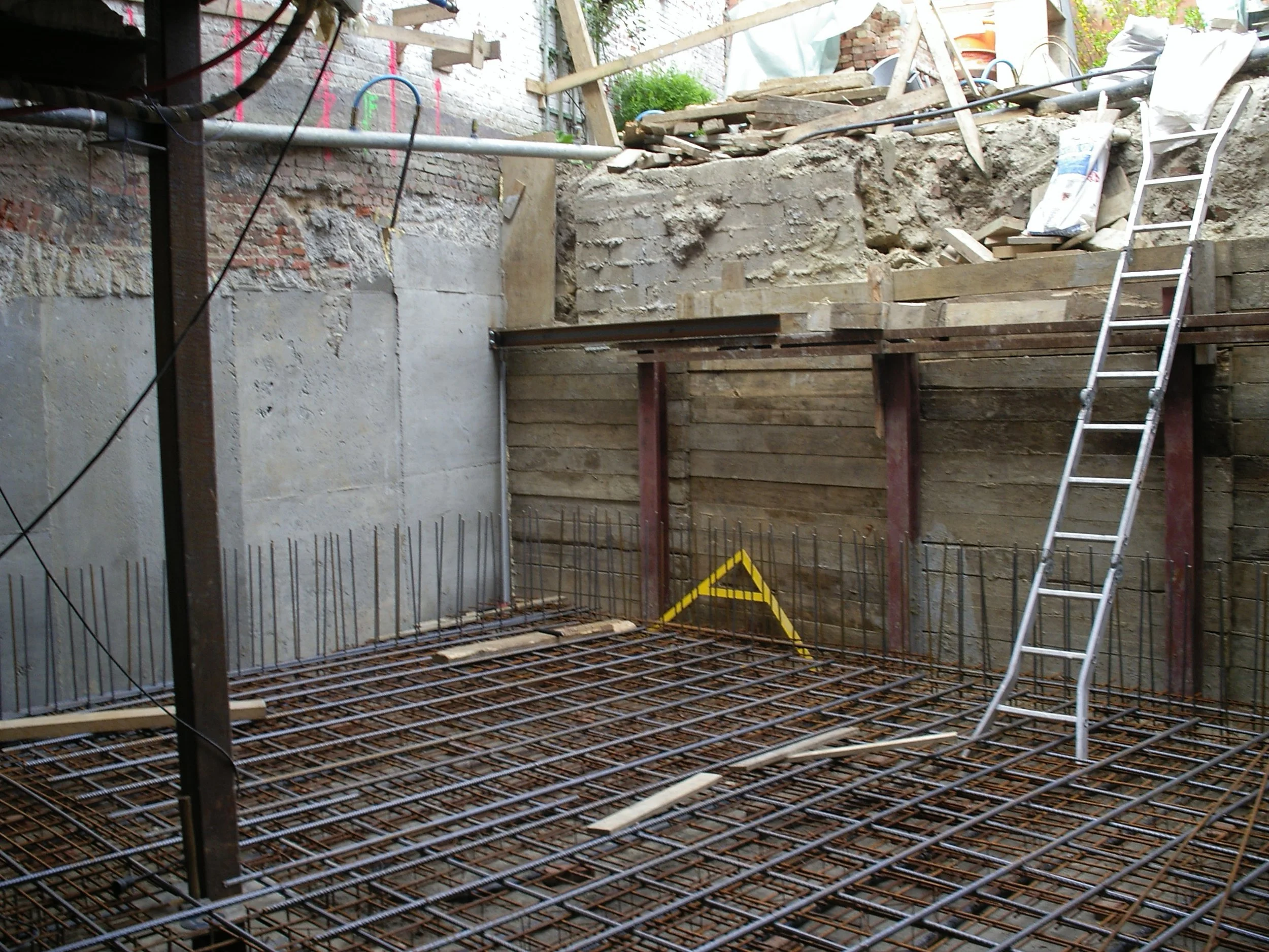 Grond van de tuin wordt opgehouden door houten berlinerwand