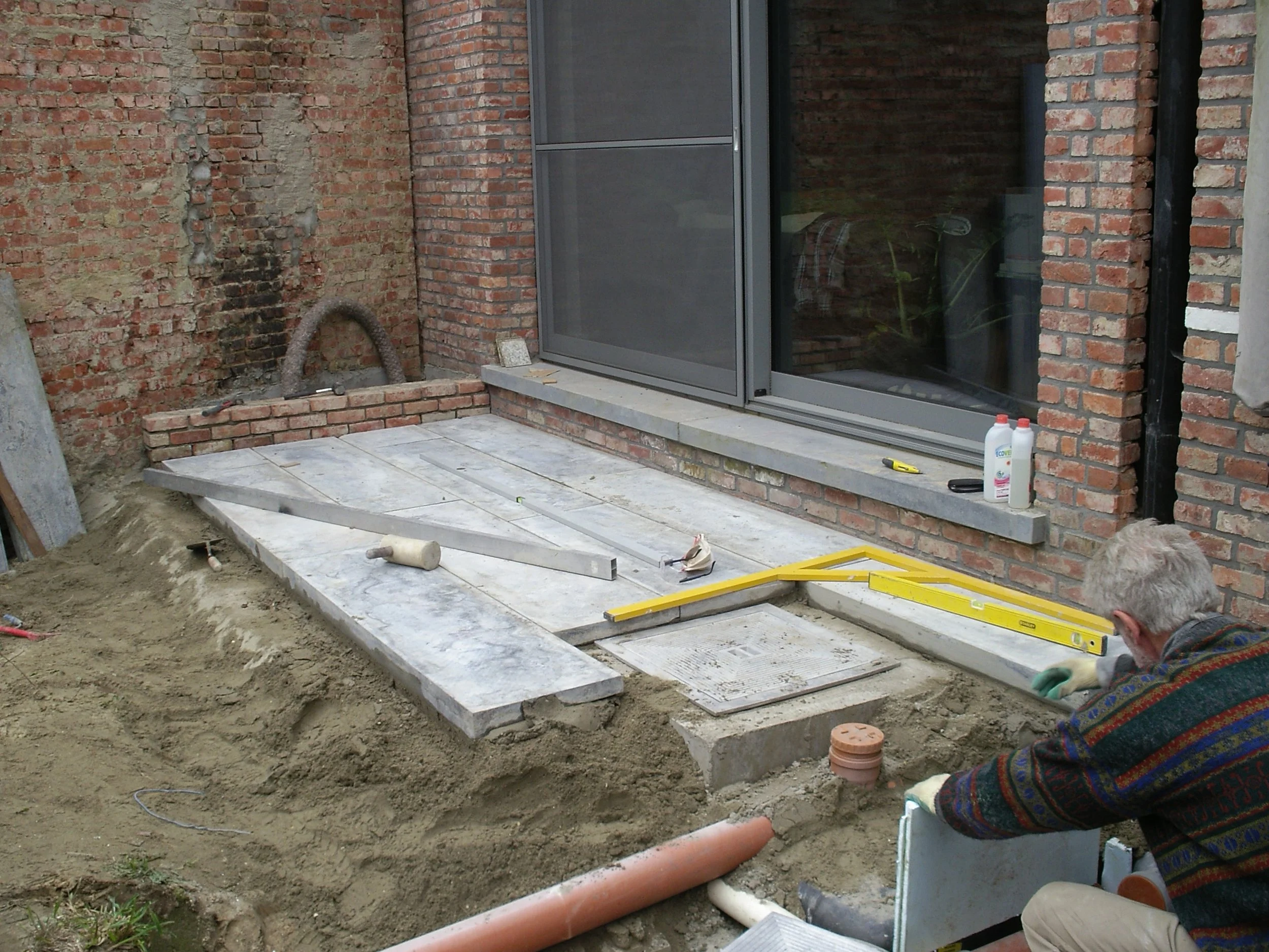 Herbruik van oude arduinen dorpels die door bouwheer op de kop getikt werden bij afbraakwerken