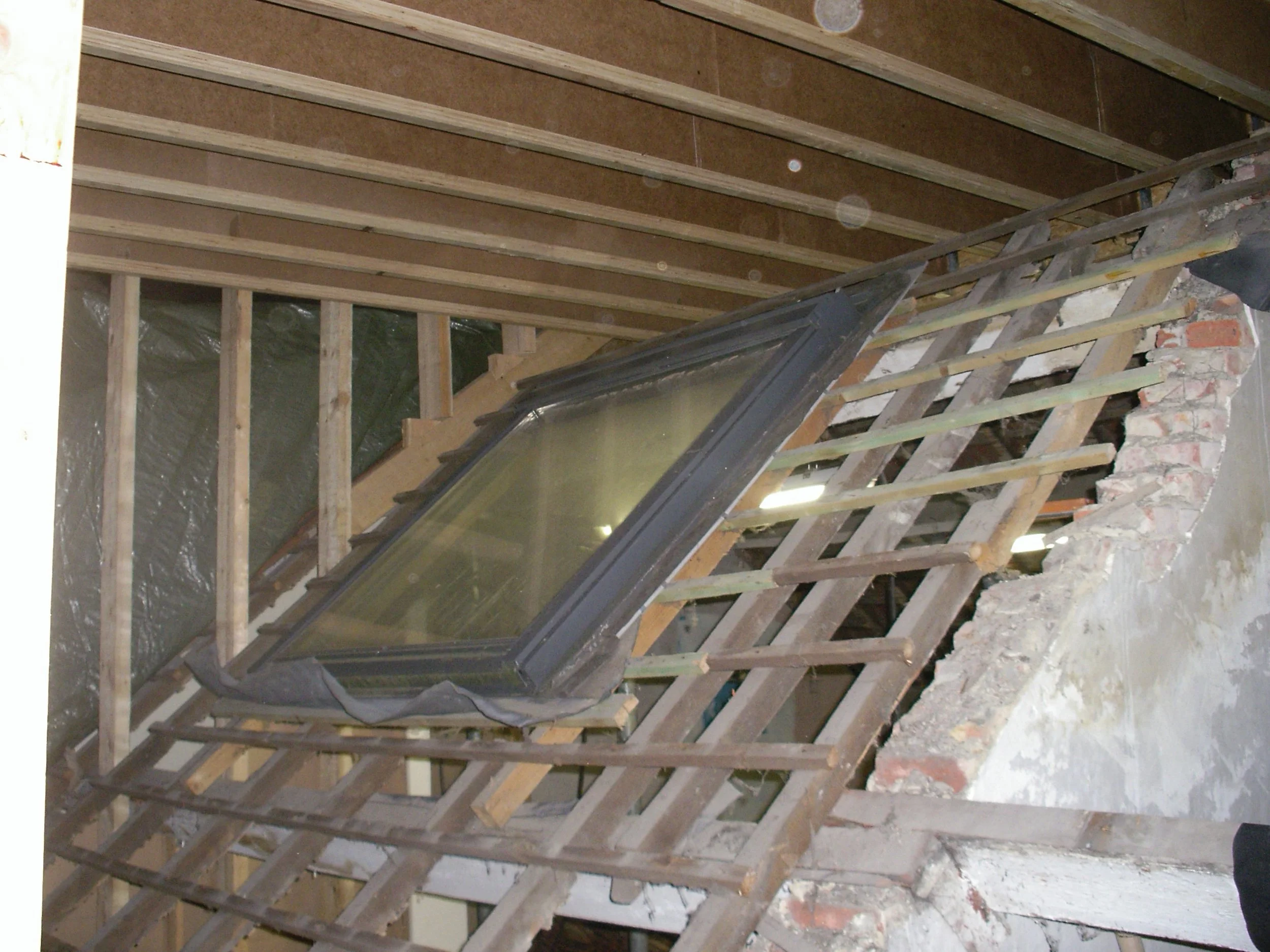 Daarna kan het oude dak gedemonteerd en verwijderd worden