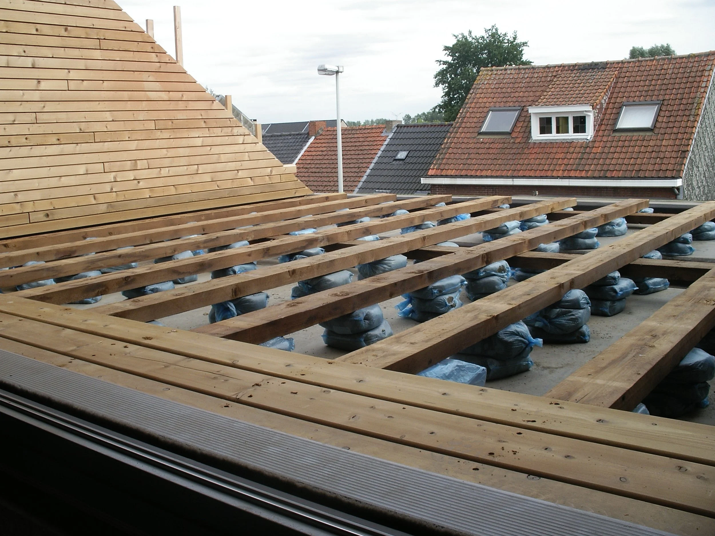 Plaatsen van terrasbeplanking