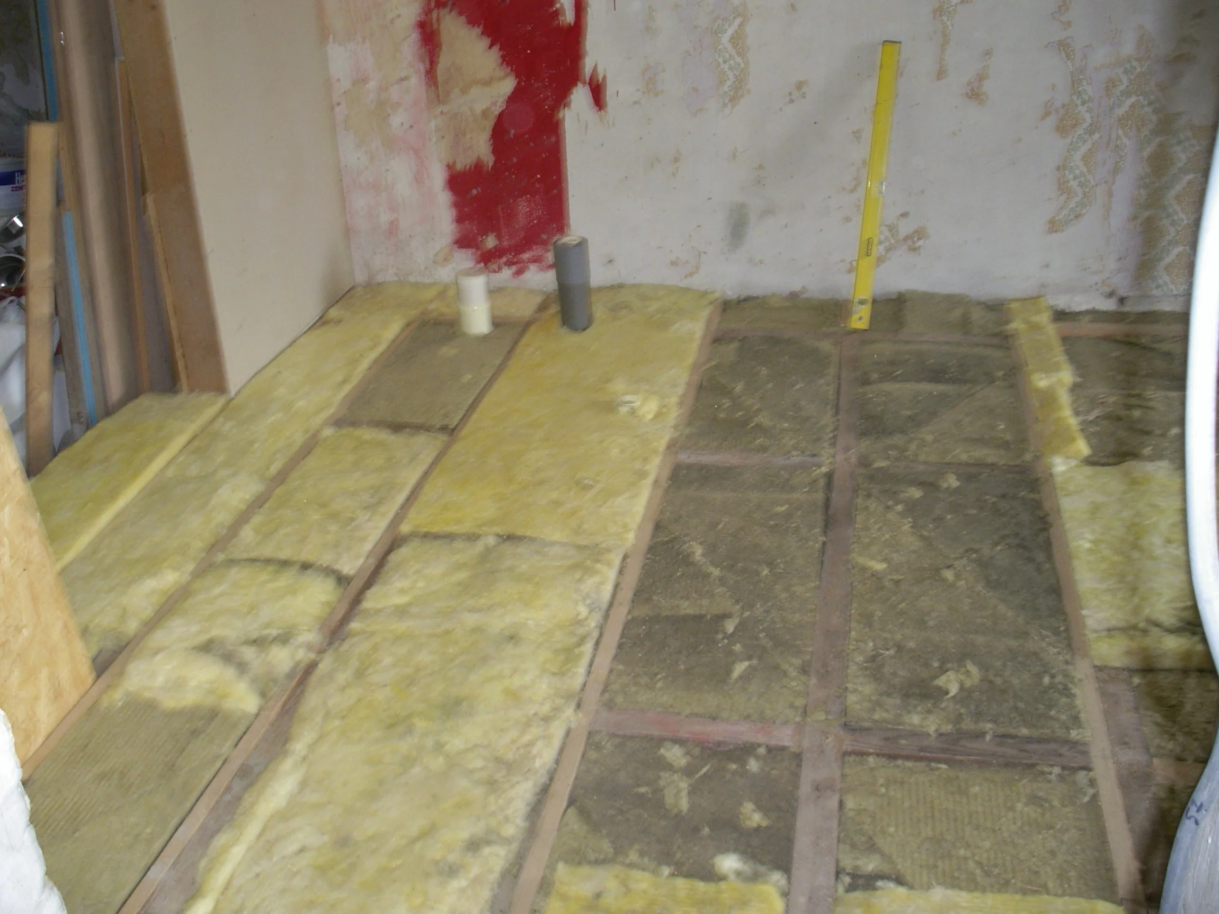 Plaatsen van herbruik isolatie werd door de bouwheer zelf uitgevoerd