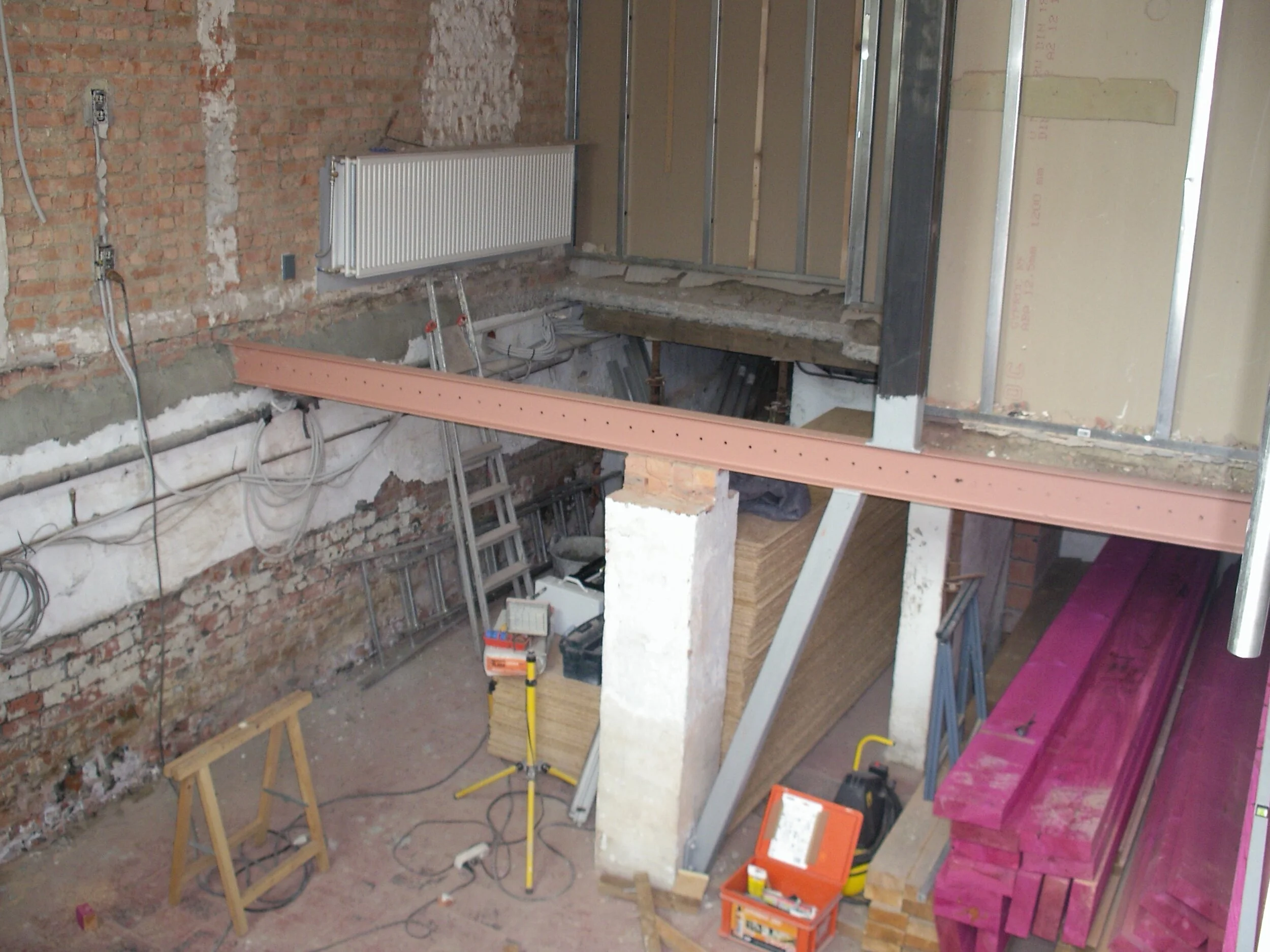 Behandelen van bestaande stalen profielen om te herbruiken.
Let op de verjonging thv de kolom om de isolatielaag in zijn volledige dikte te kunnen plaatsen