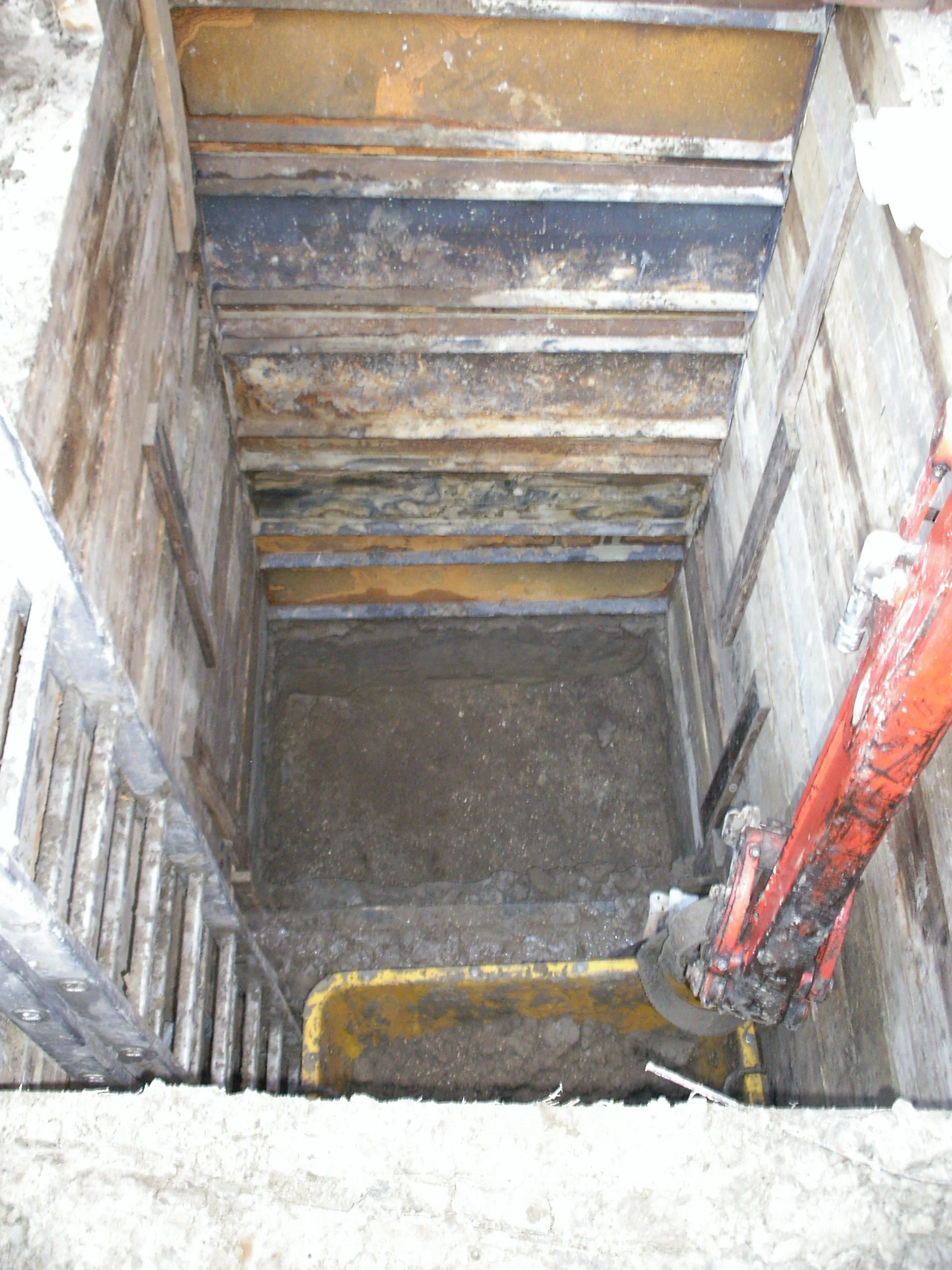 Bovenaanzicht op uitgegraven beschoeide sleuf