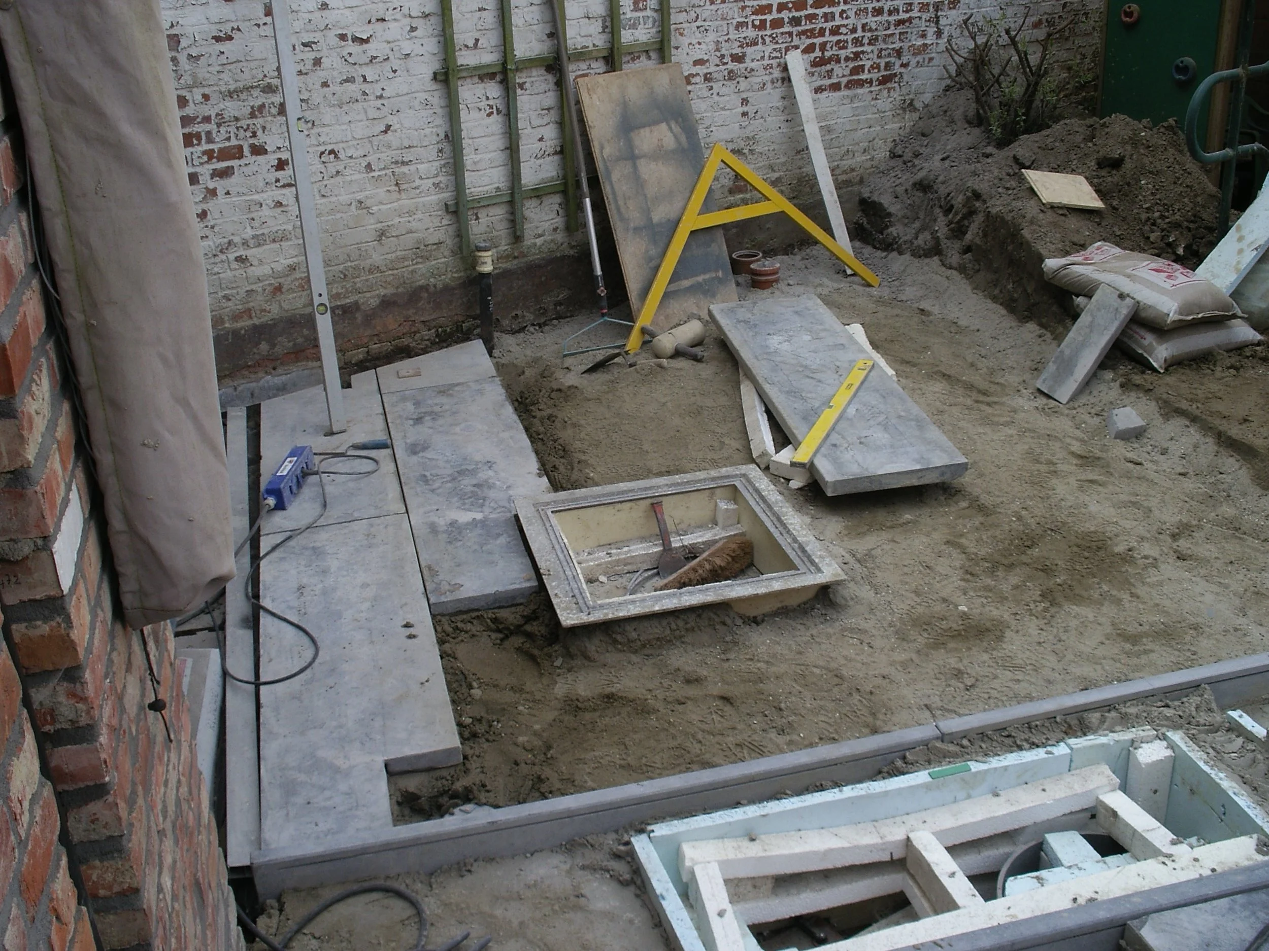 De voormalige dorpels liggen op hun kop en wegen elk zo'n 80kg