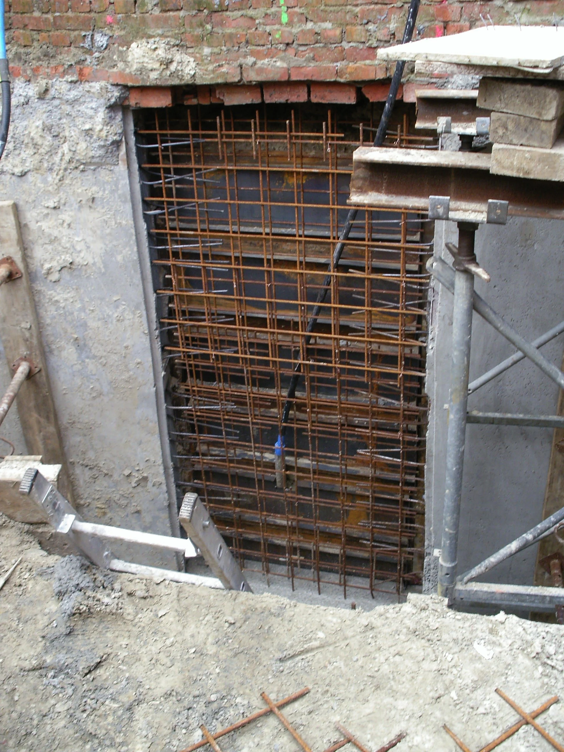 In een op voorhand bepaald patroon en ritme worden de overige sleuven uitgevoerd.