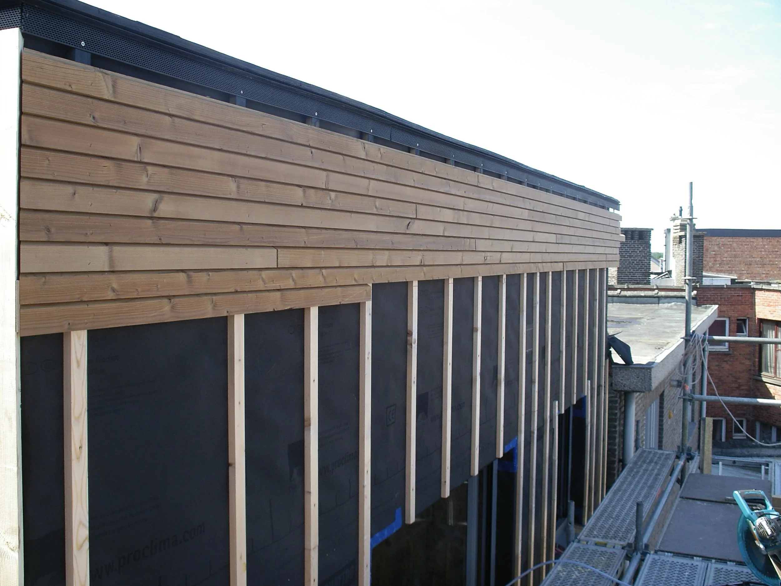 Er  is gekozen voor gerbuik van thermisch behandeld naaldhout. Een duurzamer alternatief voor het kappen van oerbossen met ceder.  Onbehandeld gelaten zal het op termijn vergrijzen net zoals ceder