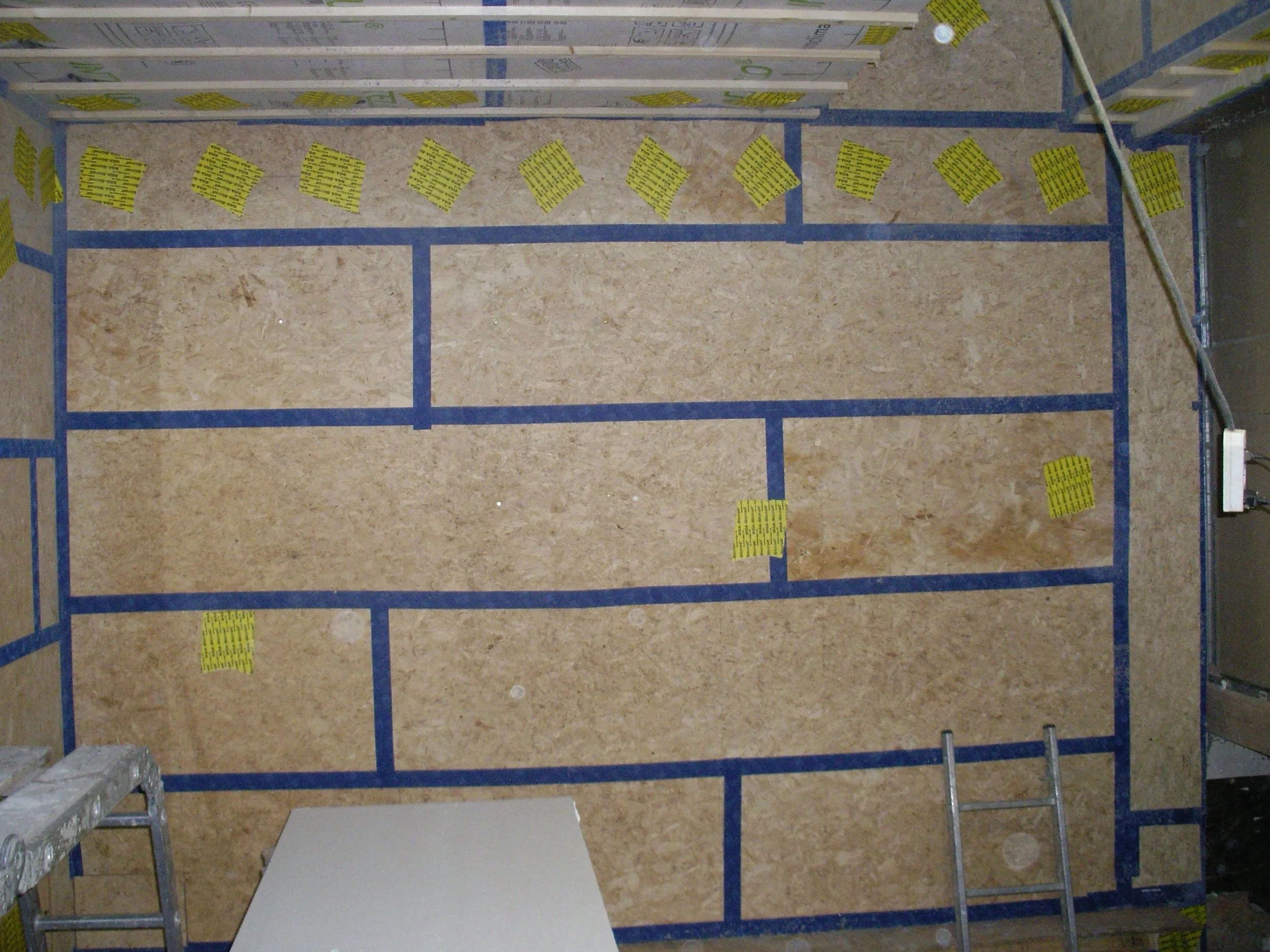 Ook het afkleven van naden en dichten van invulopeningen