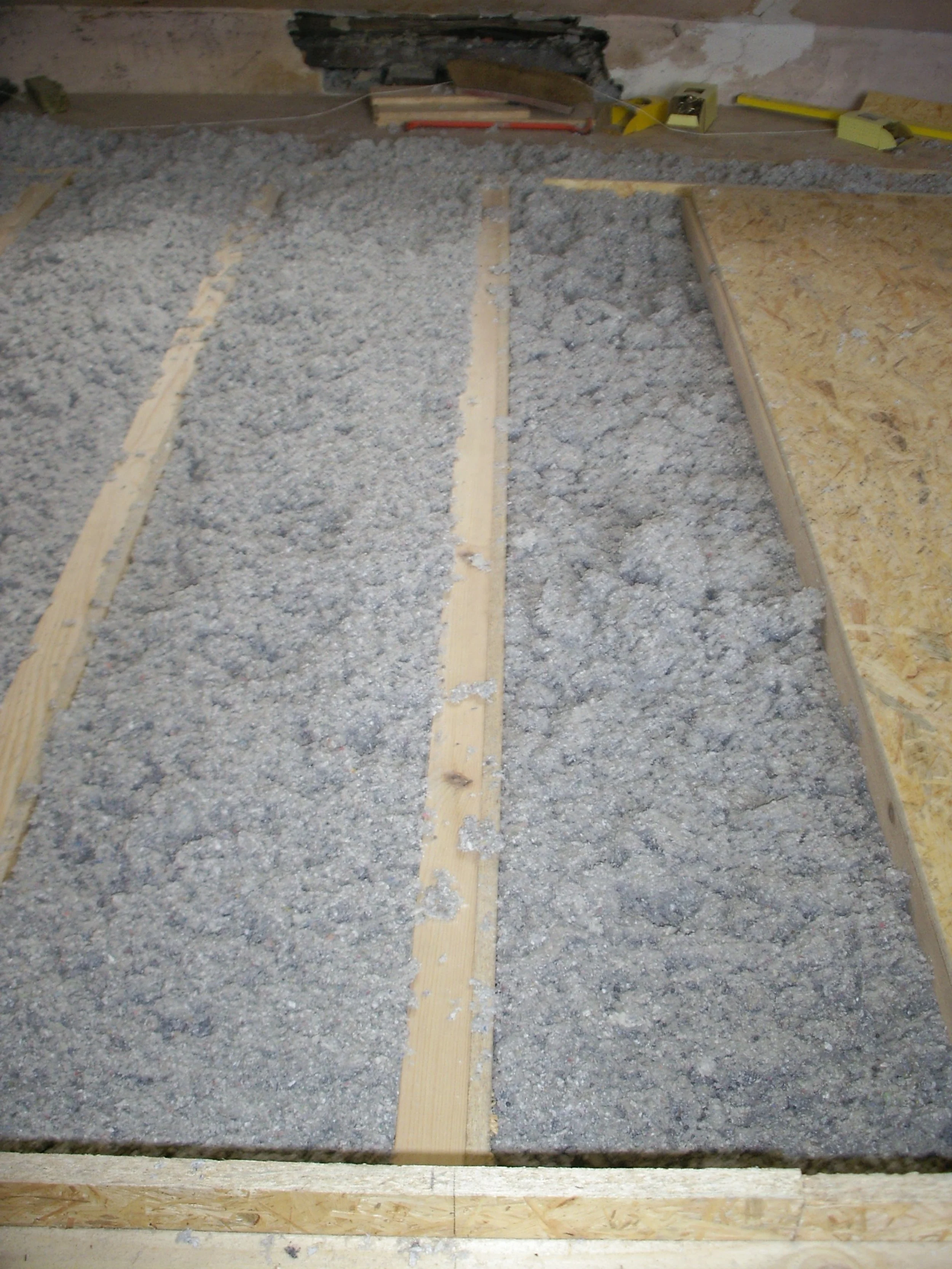 De rest wordt opgevuld met cellulosevlokken